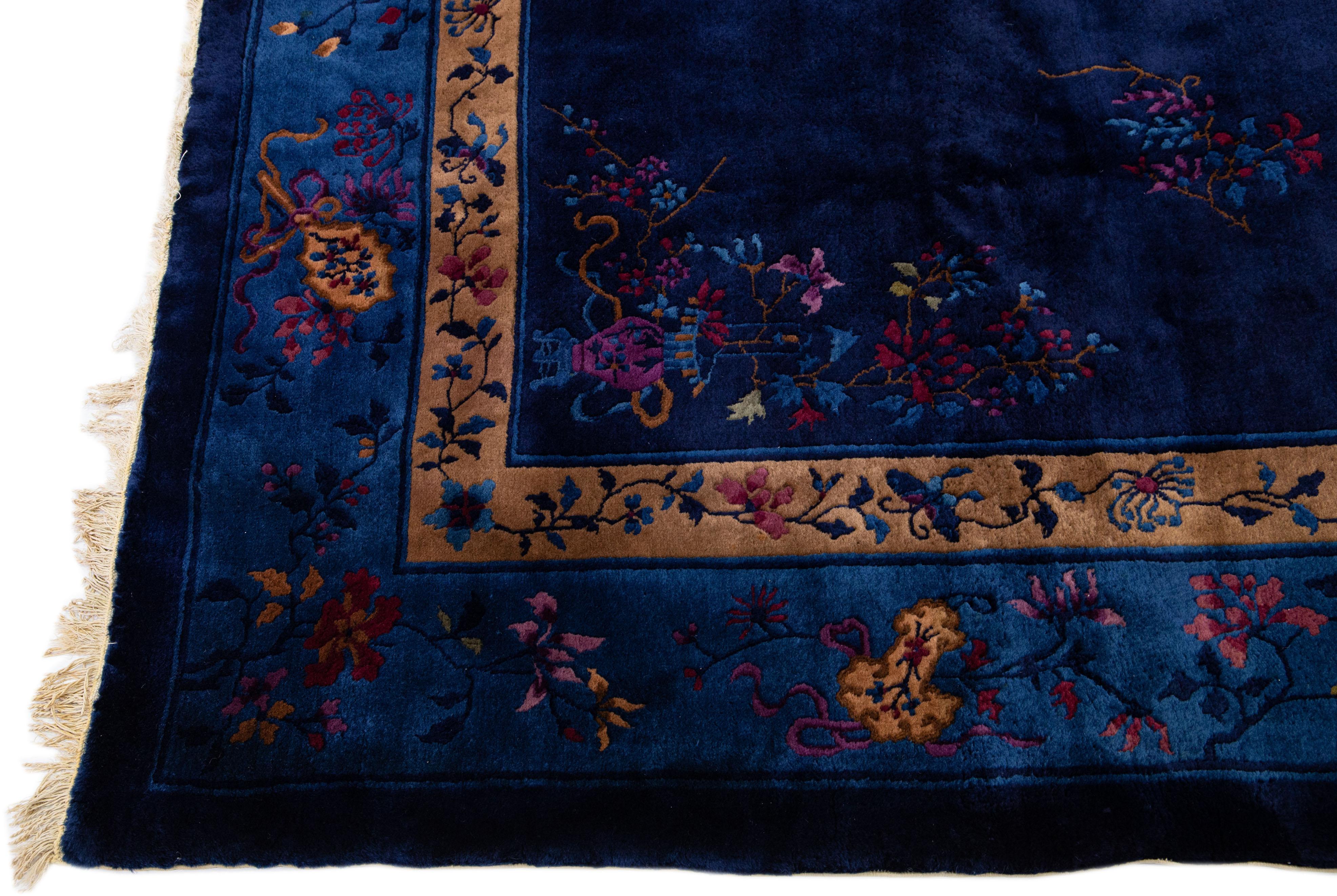 Antiker, handgefertigter, chinesischer, blauer Wollteppich mit traditionellem Blumenmotiv aus Peking (Chinesisch) im Angebot
