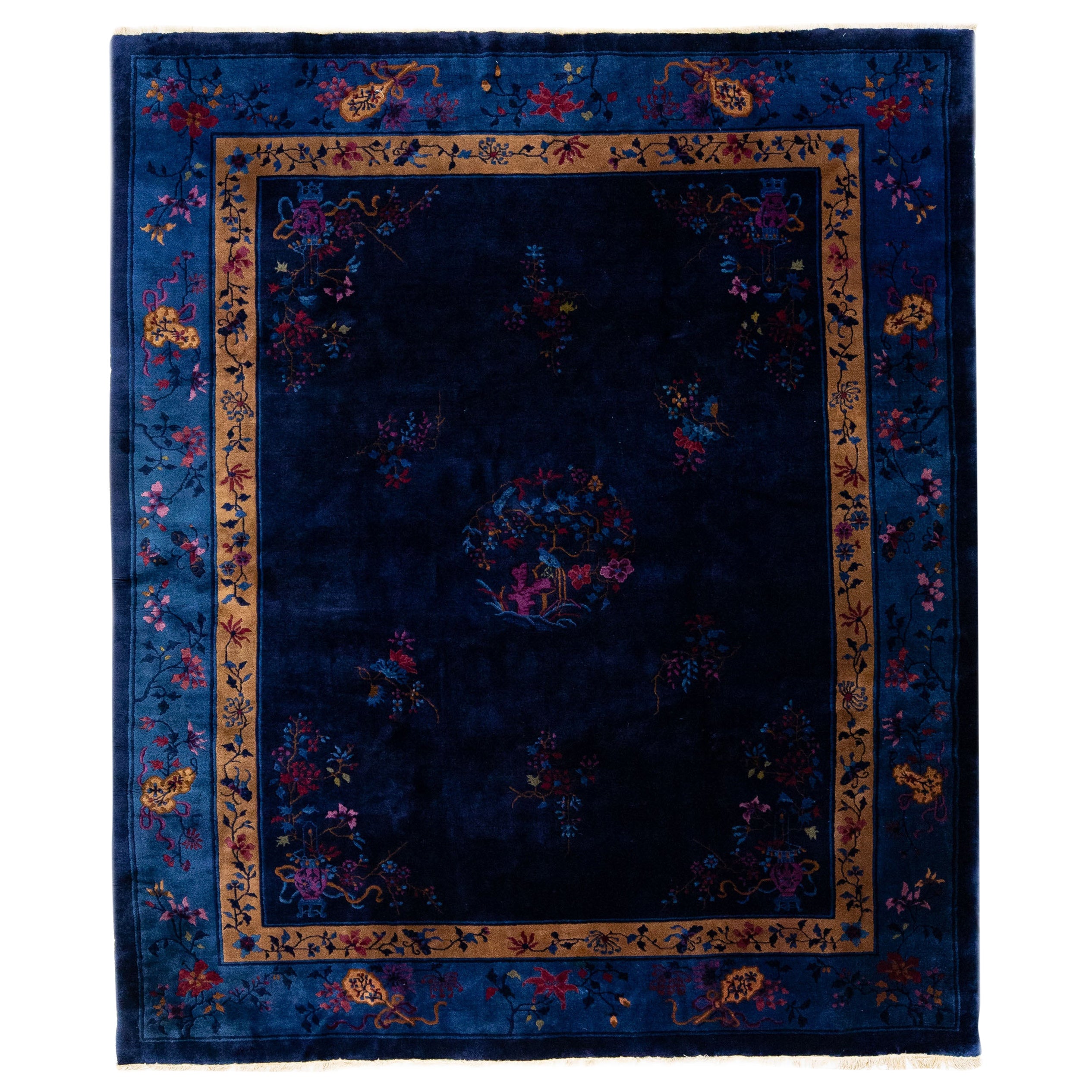 Tapis chinois ancien en laine bleue de Pékin fabriqué à la main avec un motif floral traditionnel