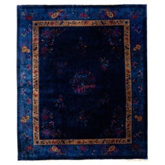 Tapis chinois ancien en laine bleue de Pékin fabriqué à la main avec un motif floral traditionnel