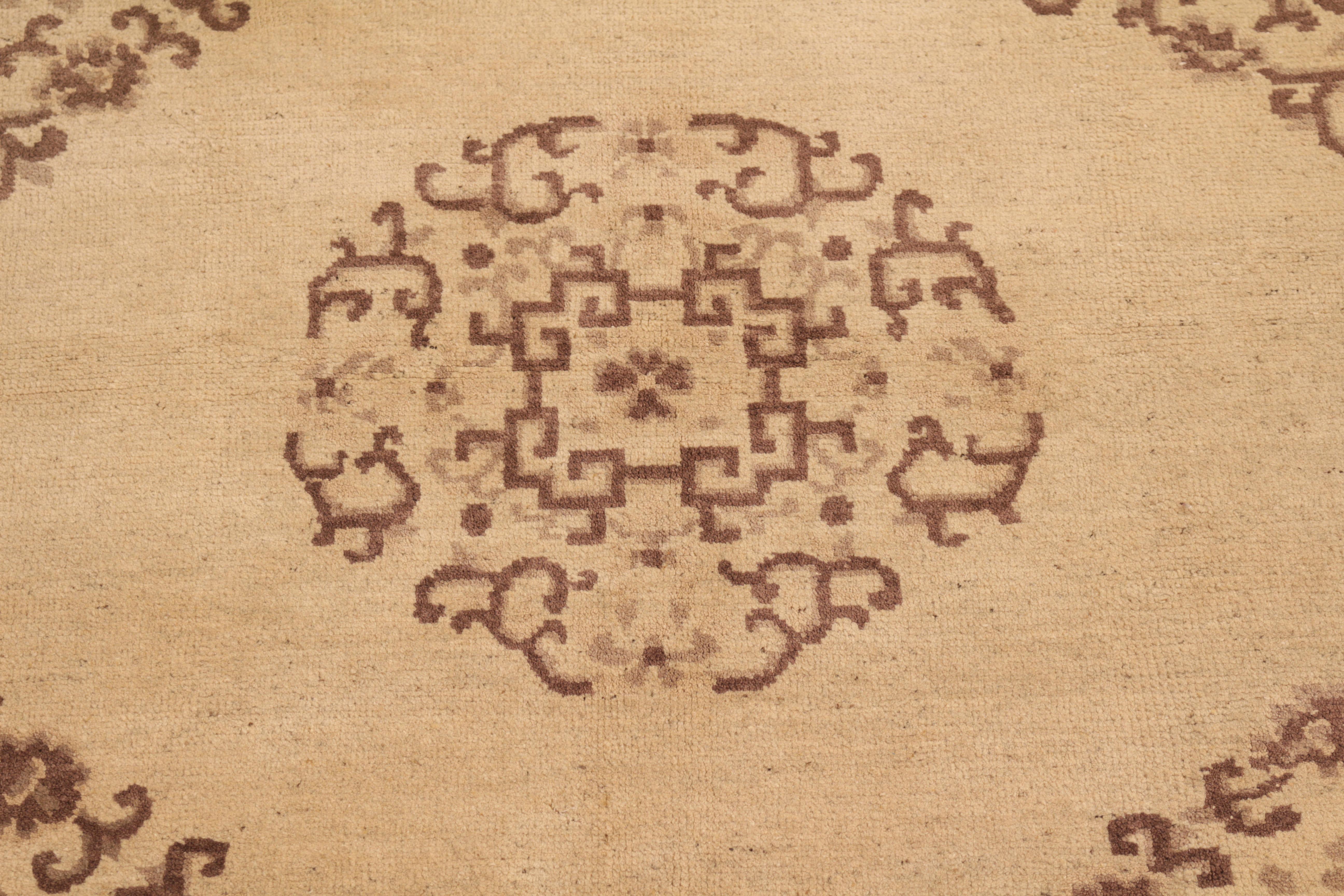 Antiker antiker Peking Teppich in Beige und Braun mit Medaillon im Art-déco-Design von Teppich & Kelim (Art déco) im Angebot