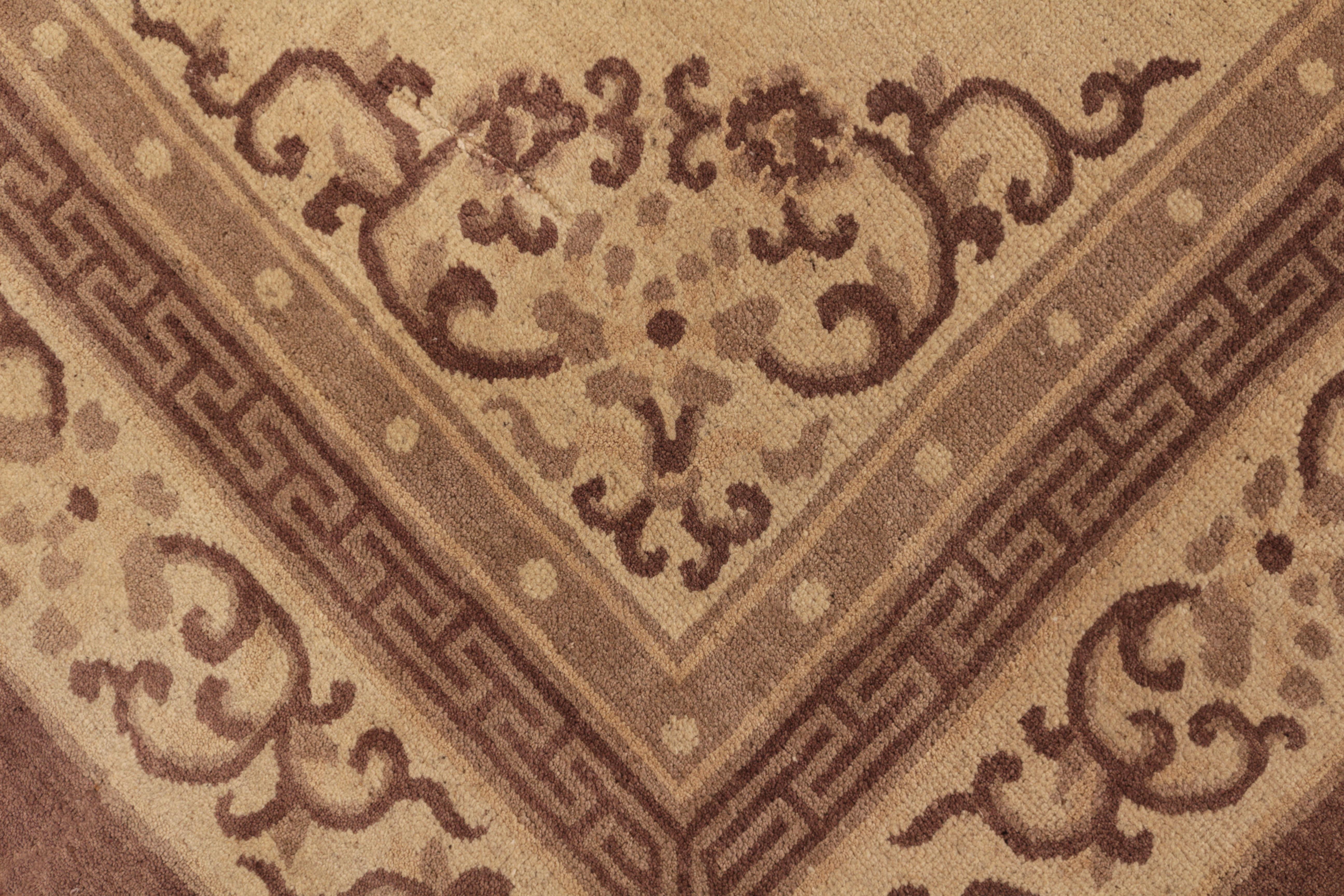 Antiker antiker Peking Teppich in Beige und Braun mit Medaillon im Art-déco-Design von Teppich & Kelim (Chinesisch) im Angebot