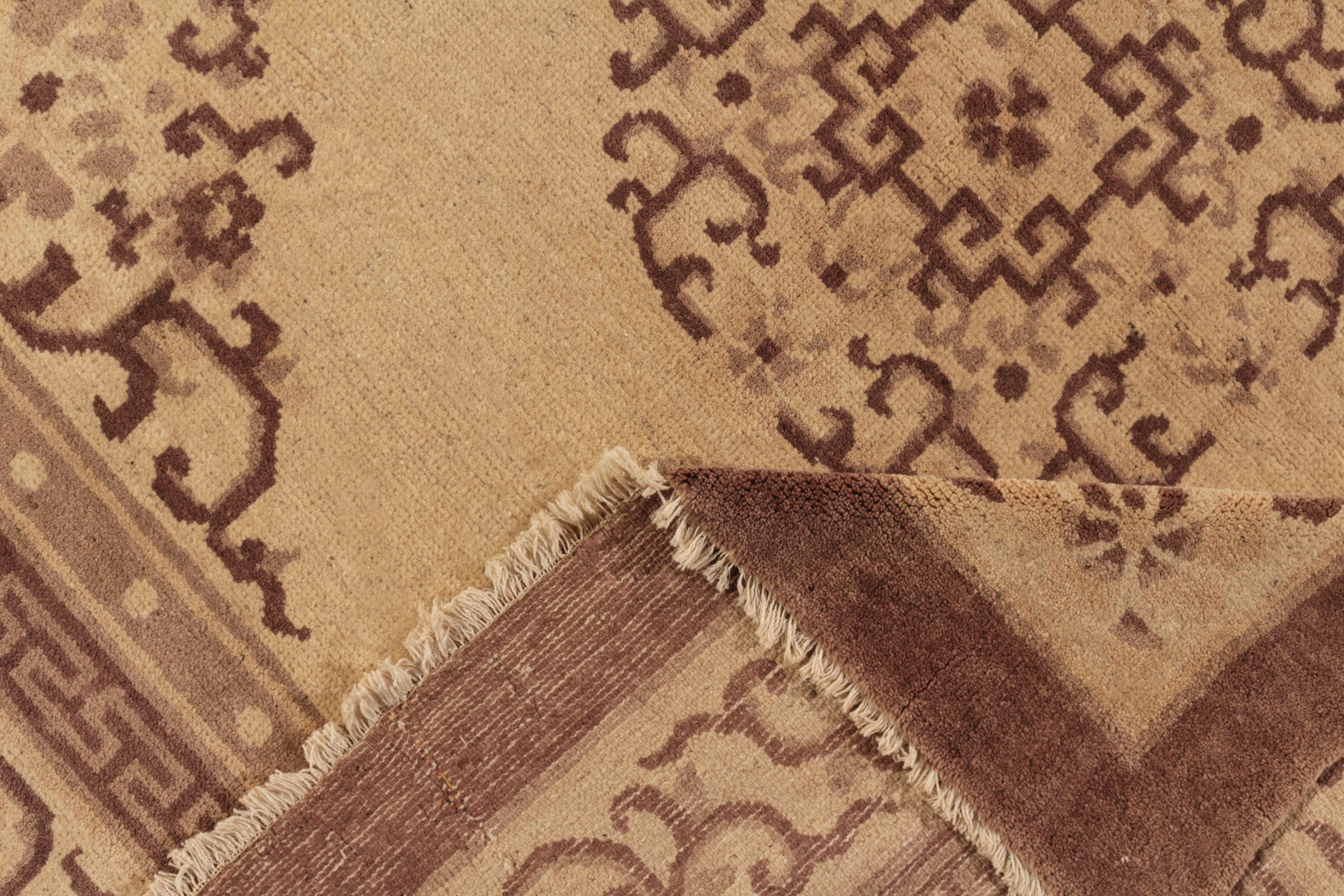 Antiker antiker Peking Teppich in Beige und Braun mit Medaillon im Art-déco-Design von Teppich & Kelim (Handgeknüpft) im Angebot