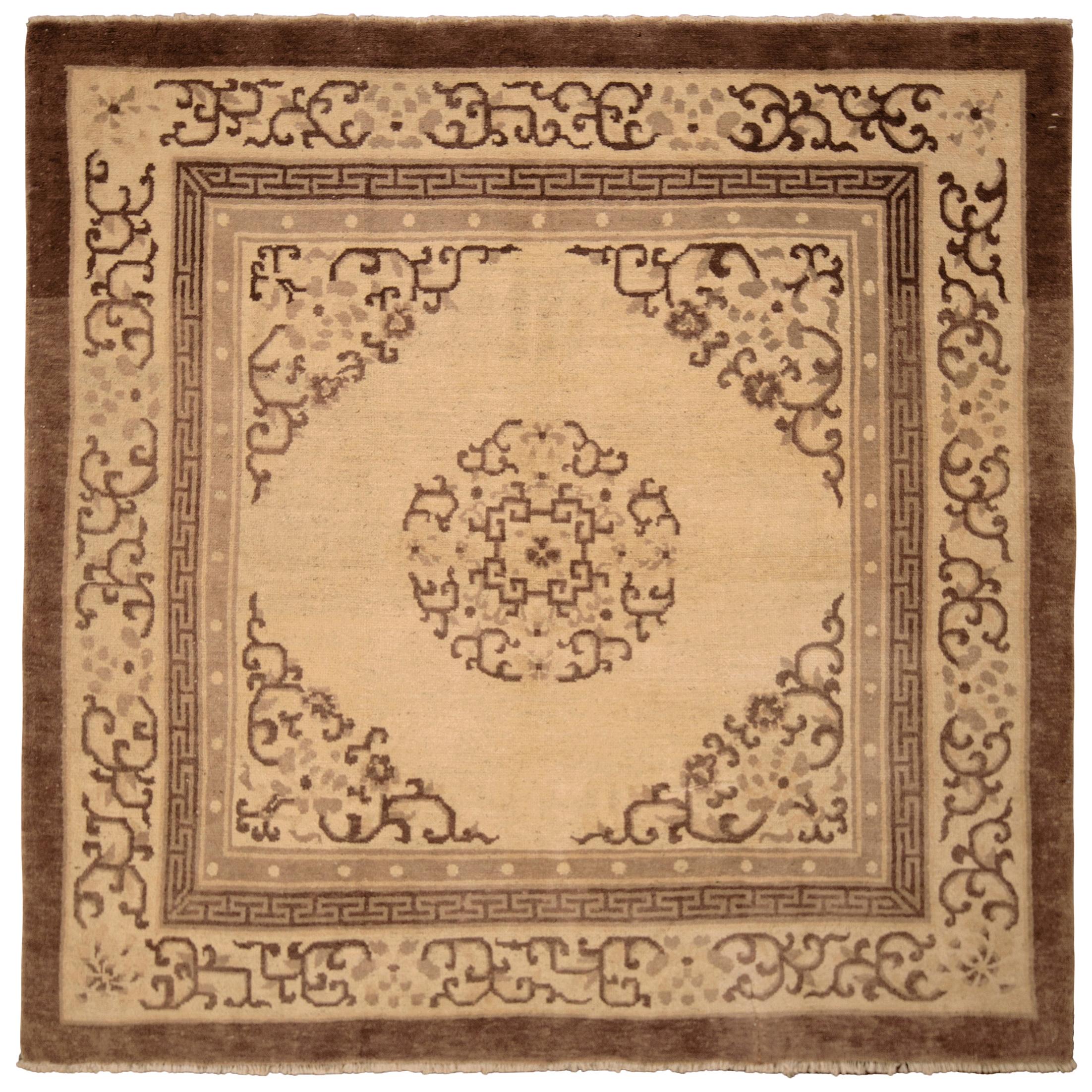 Antiker antiker Peking Teppich in Beige und Braun mit Medaillon im Art-déco-Design von Teppich & Kelim im Angebot