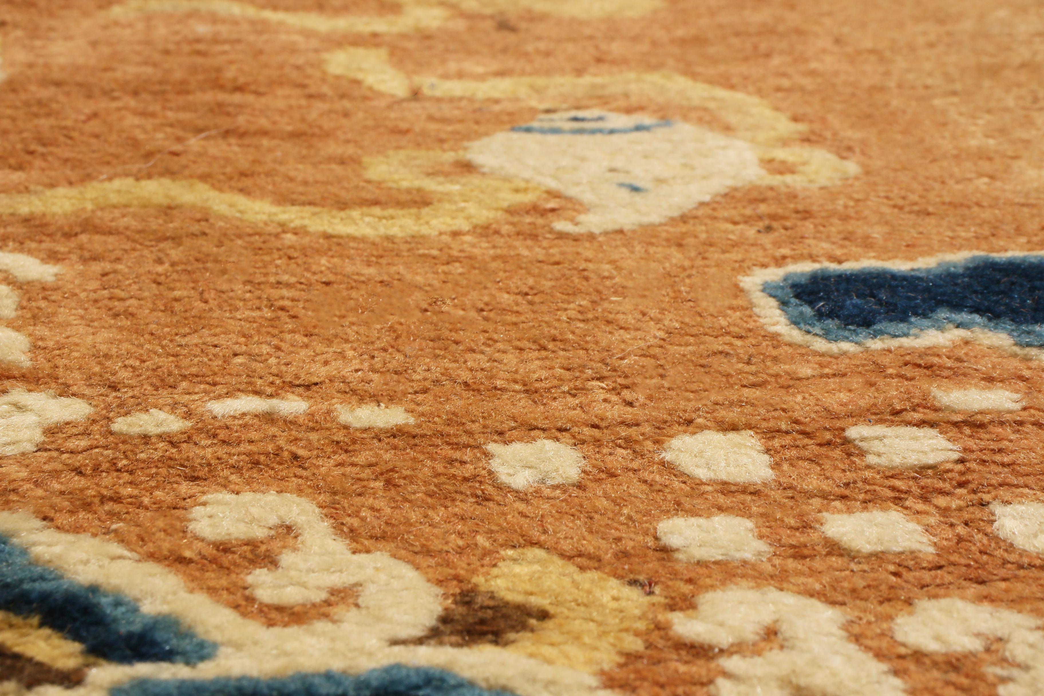 Antiker antiker Peking-Teppich in Beige-Braun und Blau mit Bildmuster von Teppich & Kelim (Chinesisch) im Angebot