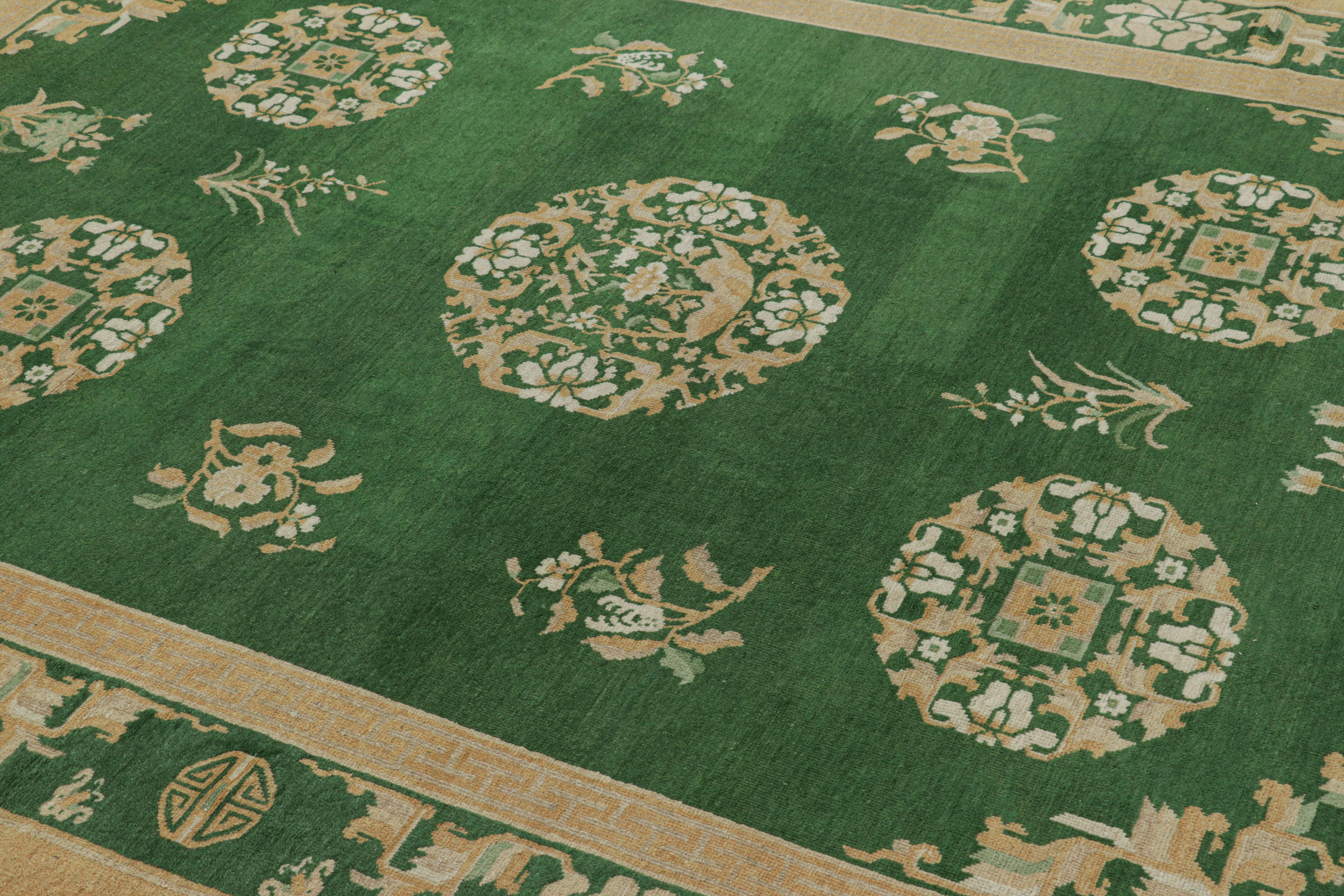 Noué à la main en laine et provenant de Chine vers 1900-1910, ce tapis ancien de Pékin de 7x10 est une découverte exceptionnelle parmi les œuvres de cette provenance connues aujourd'hui. 

Sur le Design : 

Les amateurs de détails admireront les