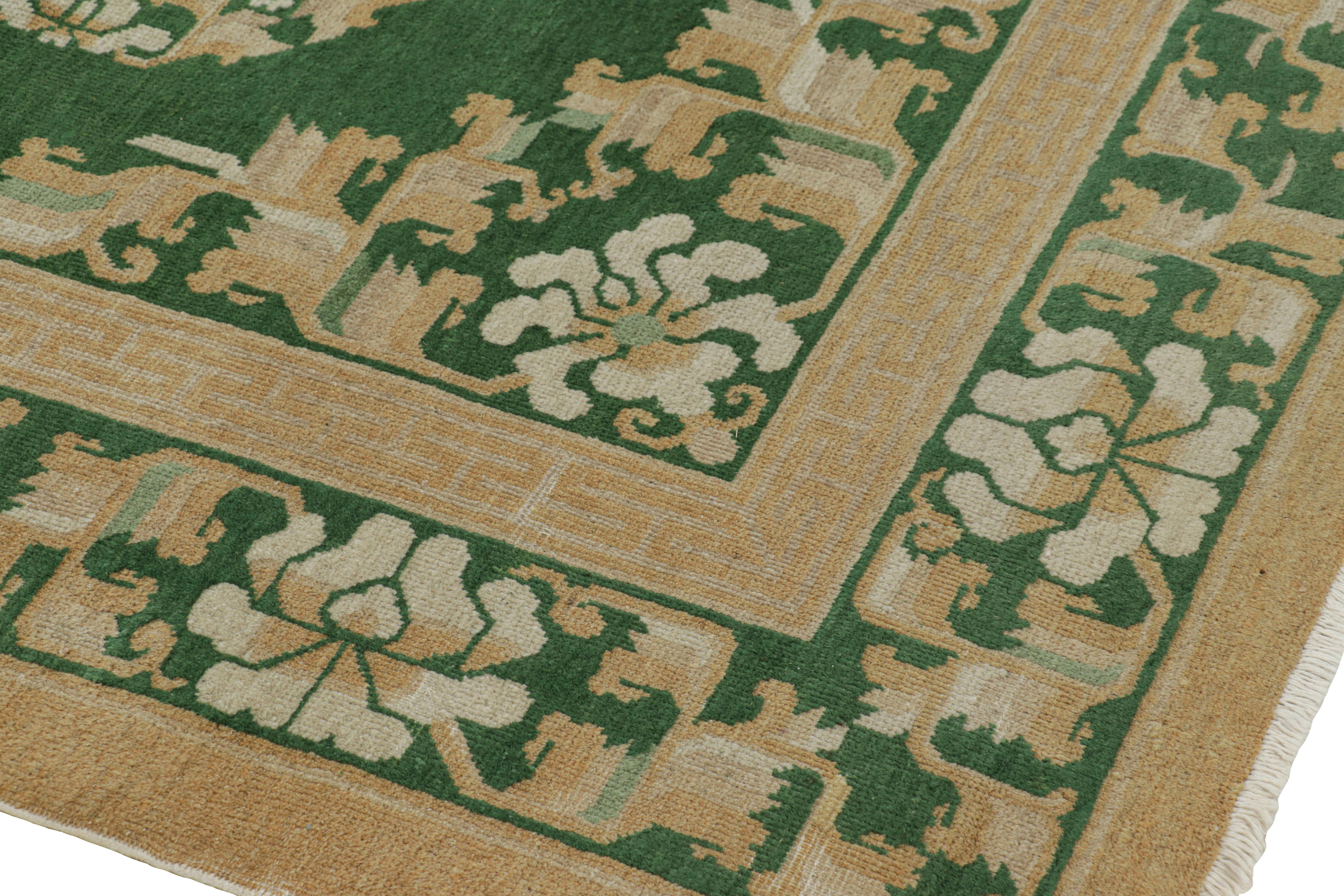 Chinois Tapis pékinois ancien vert avec médaillons floraux, de Rug & Kilim en vente