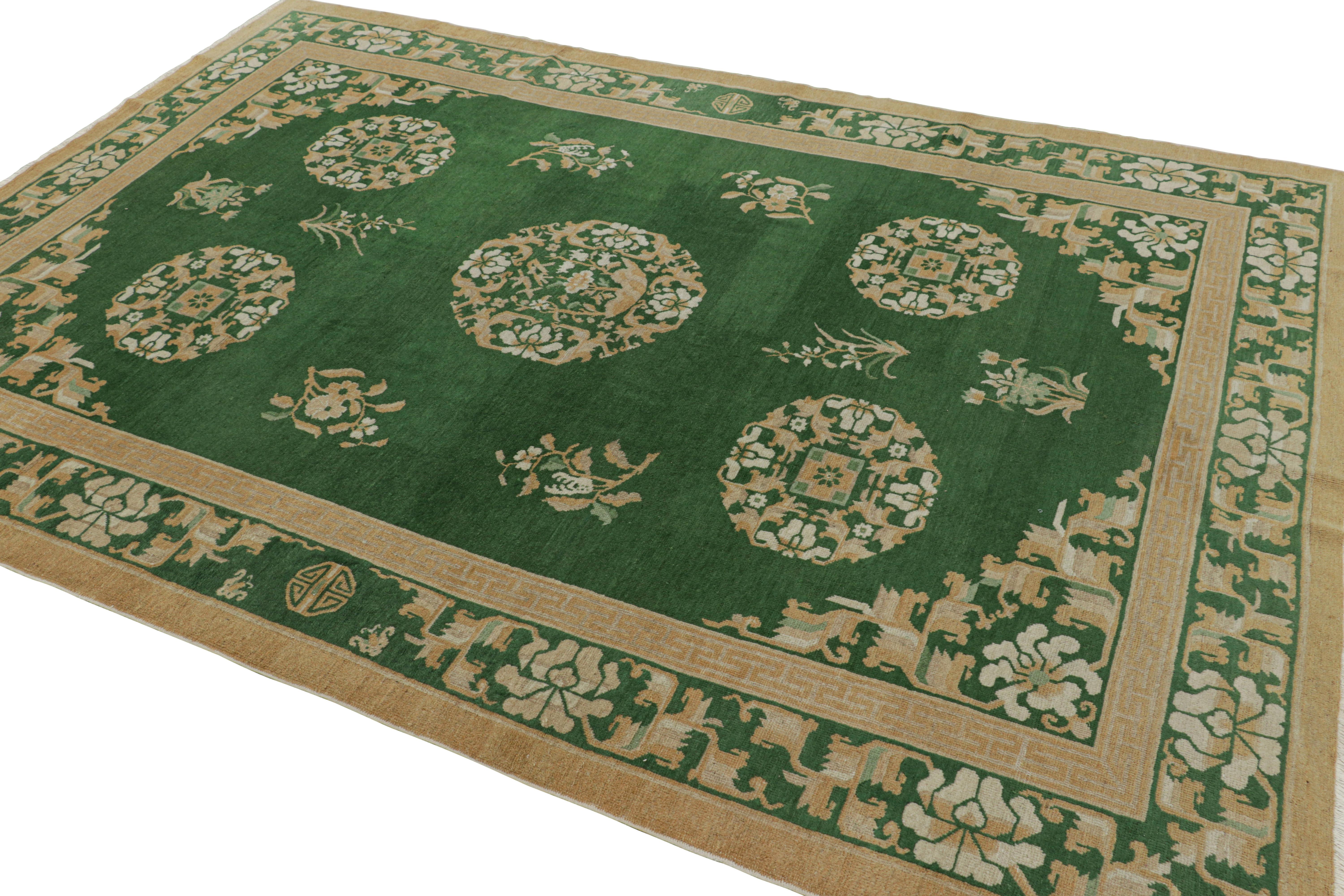 Noué à la main Tapis pékinois ancien vert avec médaillons floraux, de Rug & Kilim en vente