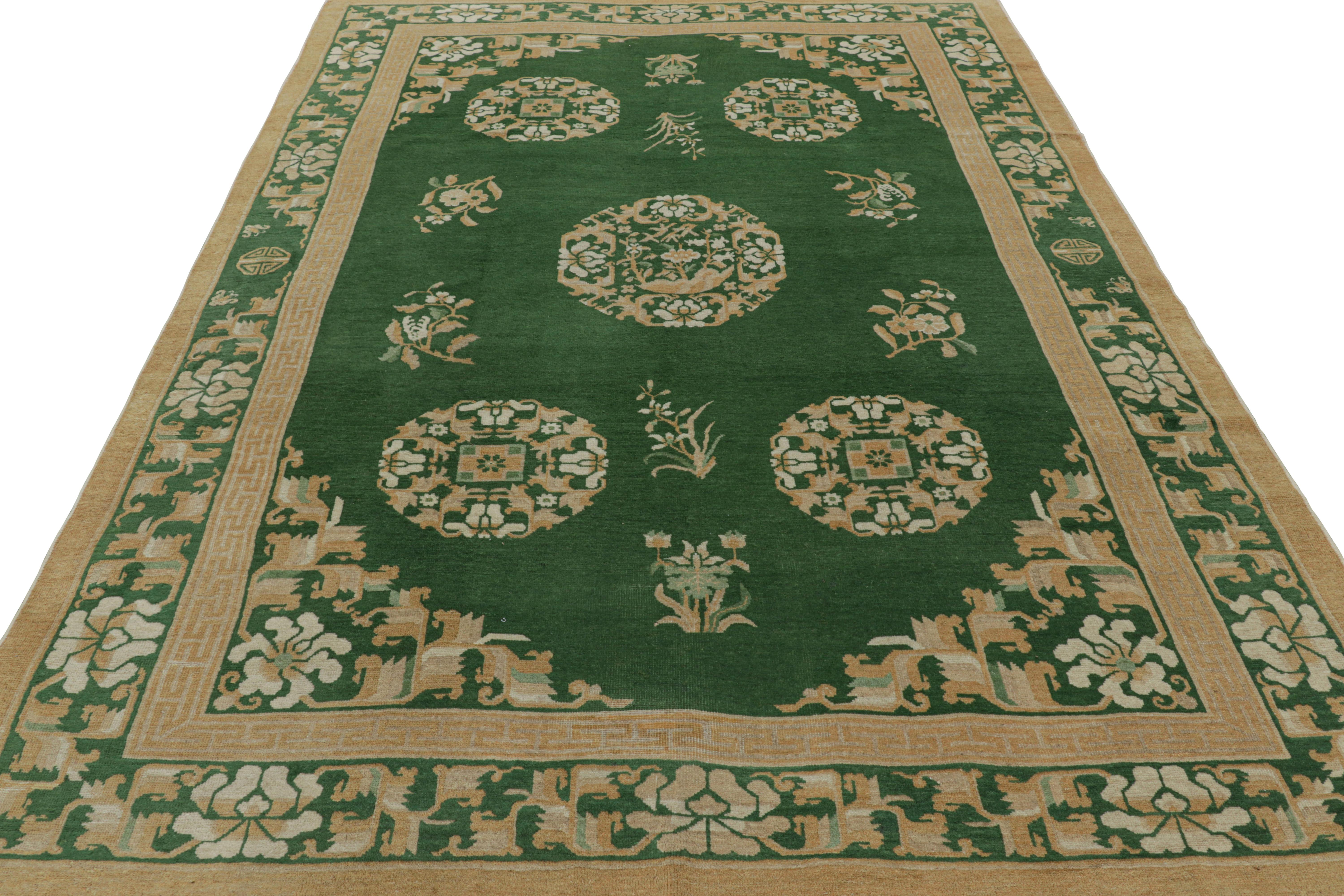 Tapis pékinois ancien vert avec médaillons floraux, de Rug & Kilim Bon état - En vente à Long Island City, NY
