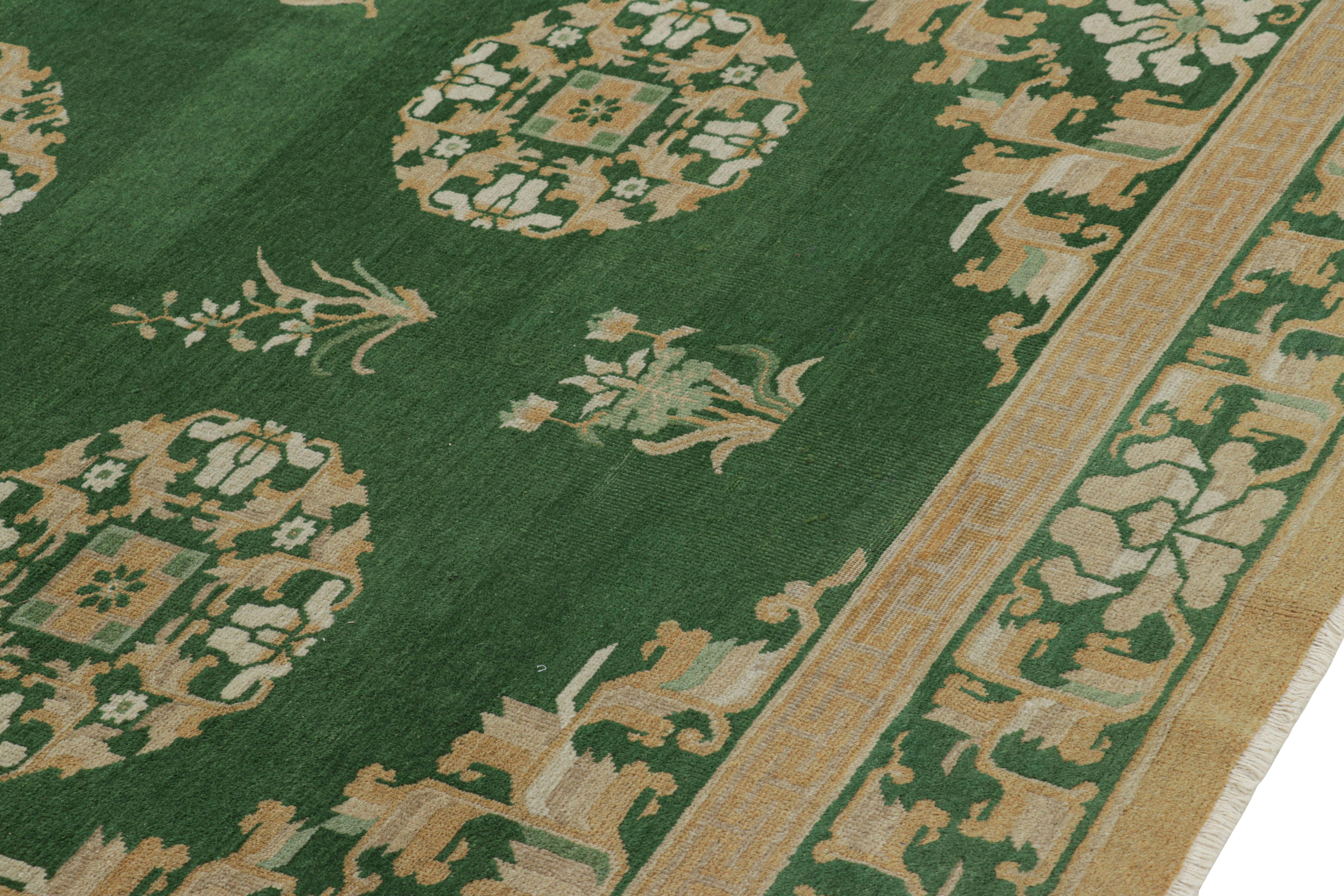 Début du 20ème siècle Tapis pékinois ancien vert avec médaillons floraux, de Rug & Kilim en vente