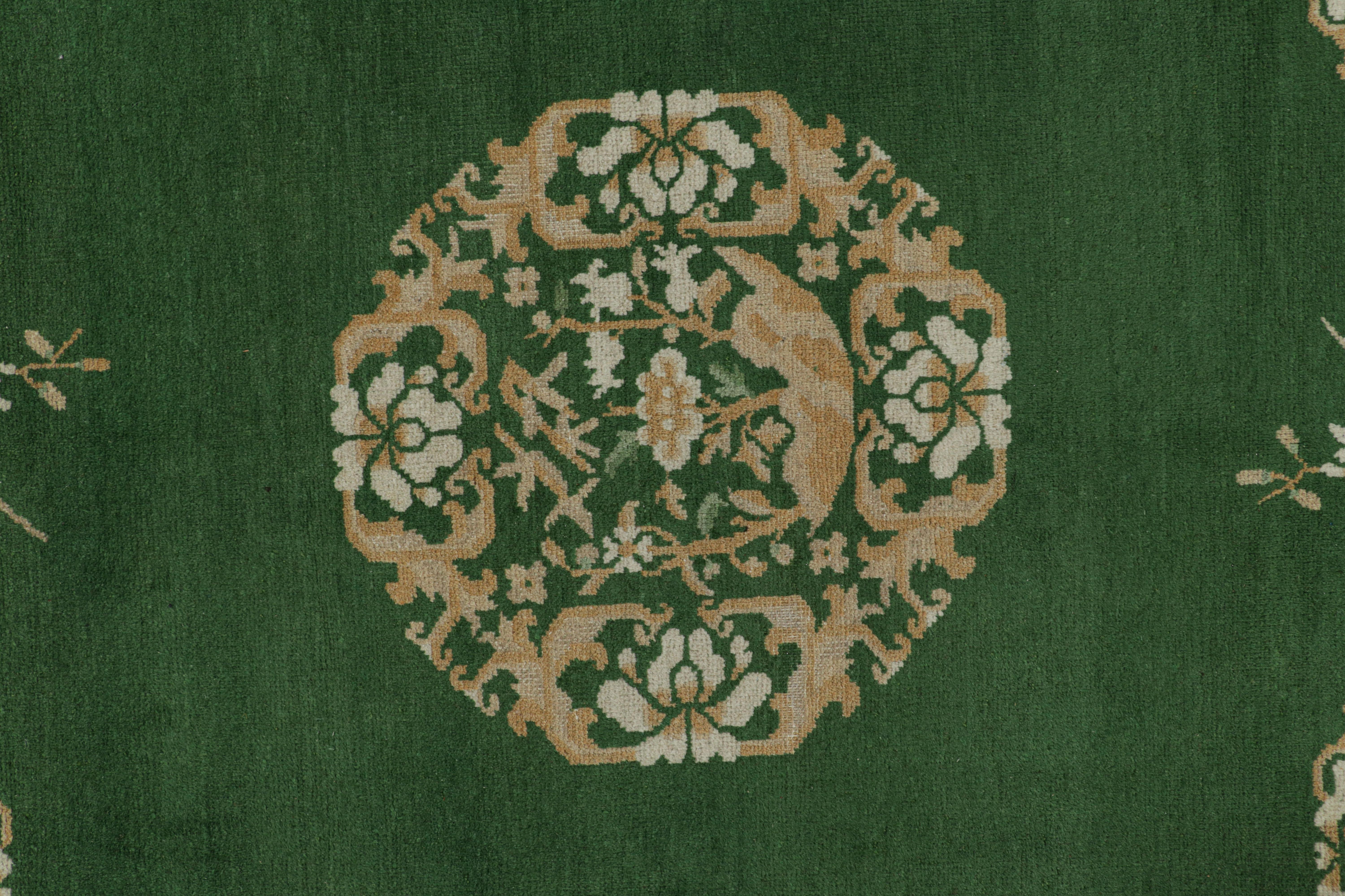Laine Tapis pékinois ancien vert avec médaillons floraux, de Rug & Kilim en vente