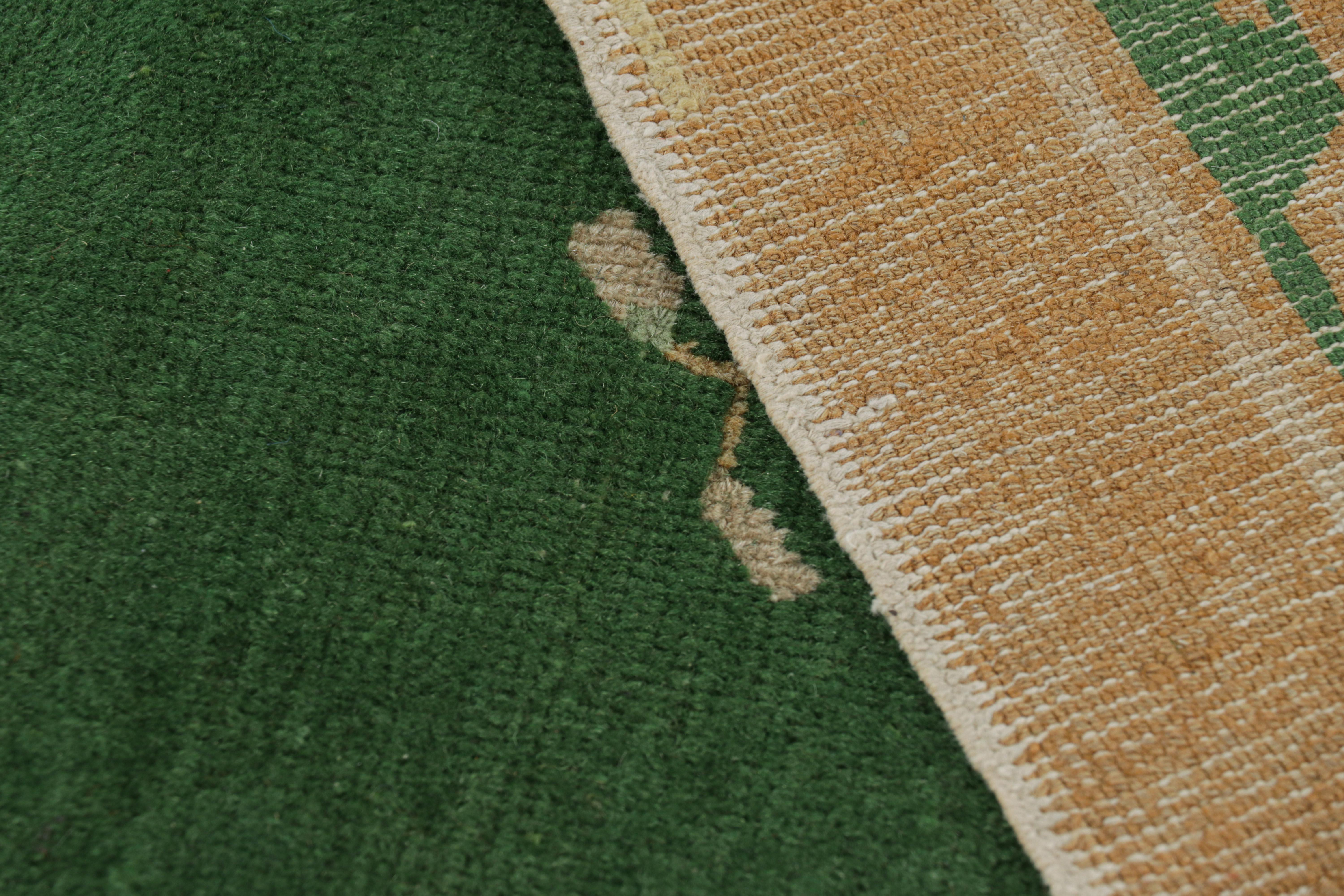 Tapis pékinois ancien vert avec médaillons floraux, de Rug & Kilim en vente 1