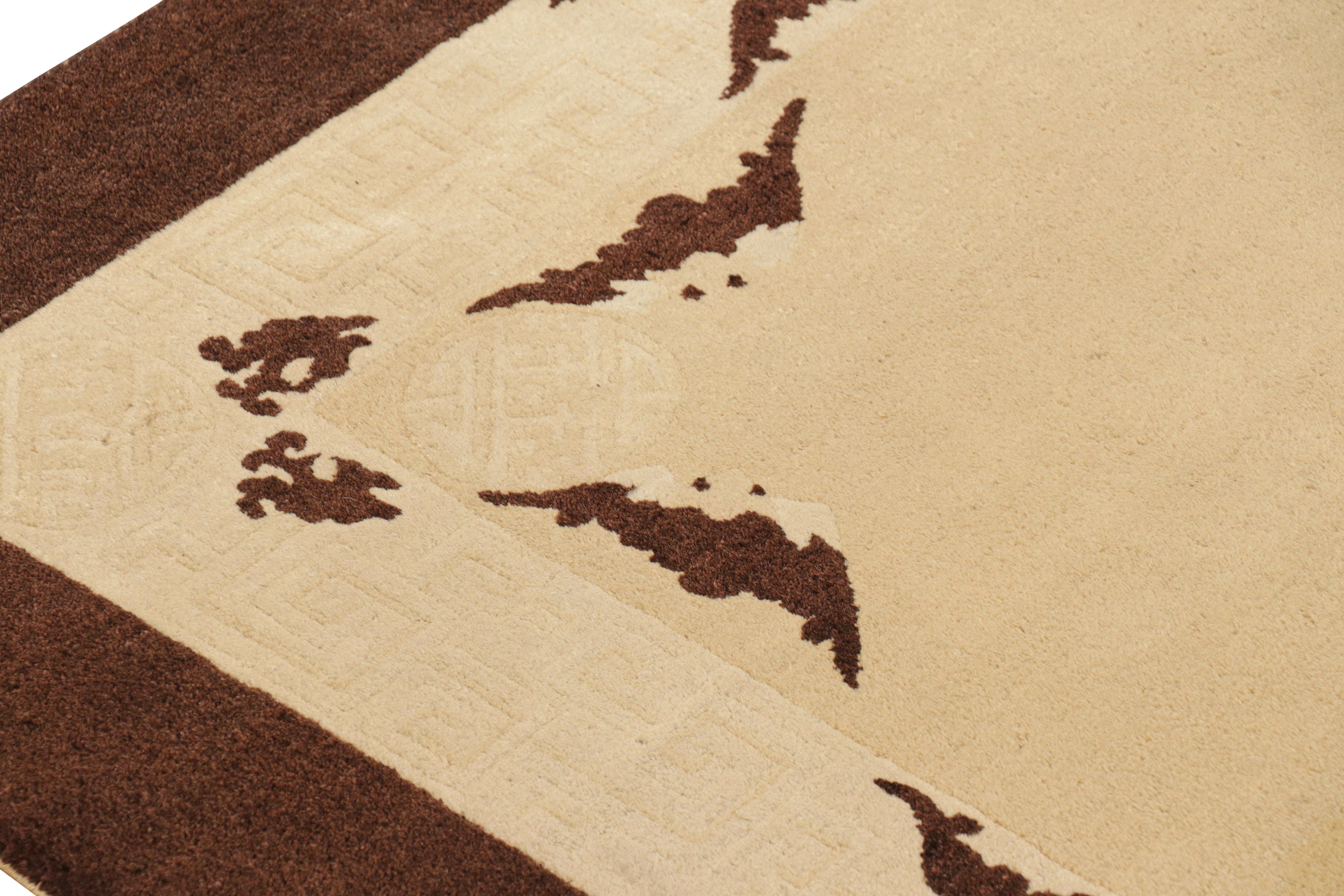 Cinese Tappeto antico di Pechino con campo aperto beige e pitture marroni, da Rug & Kilim in vendita