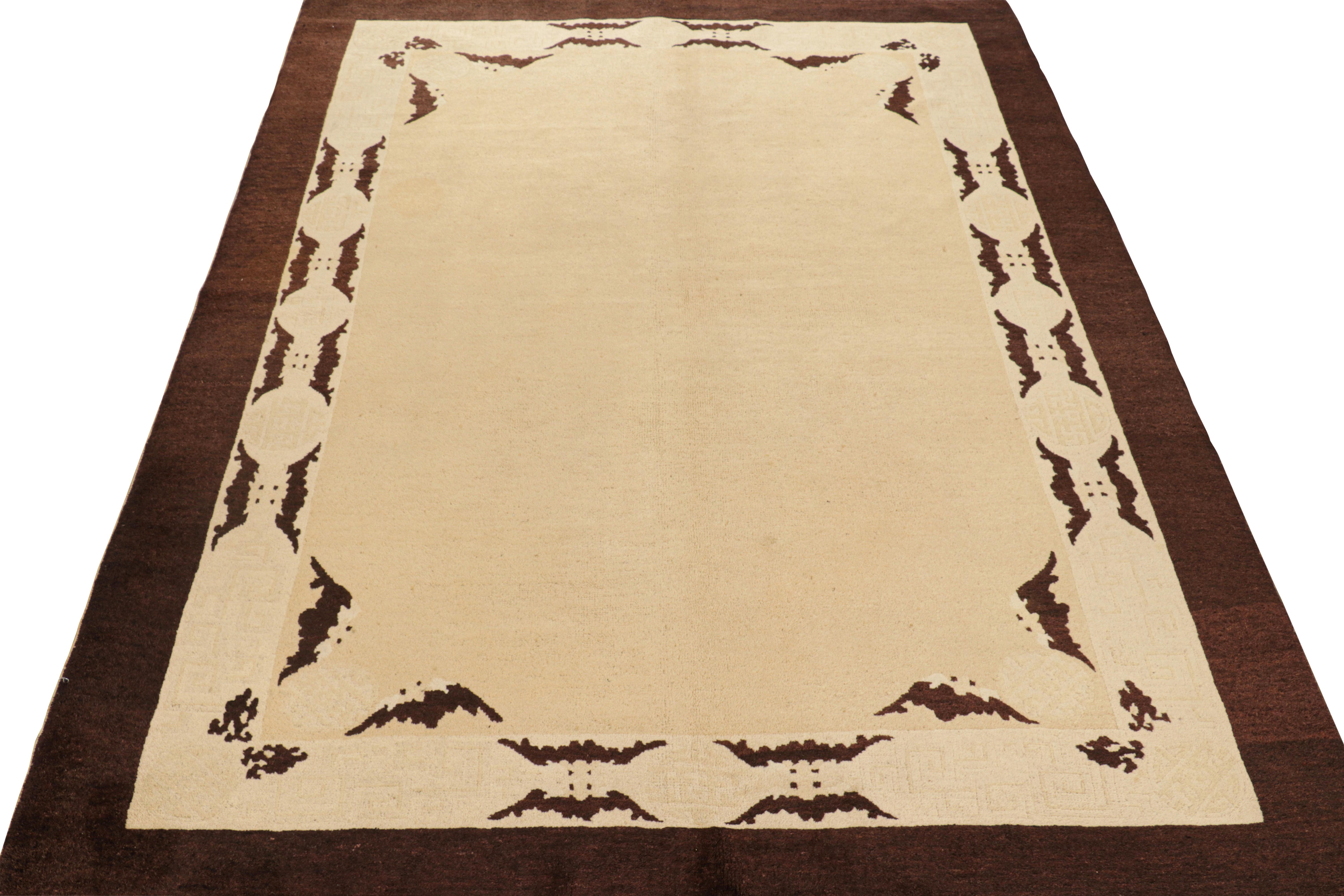 Tappeto antico di Pechino con campo aperto beige e pitture marroni, da Rug & Kilim In condizioni buone in vendita a Long Island City, NY