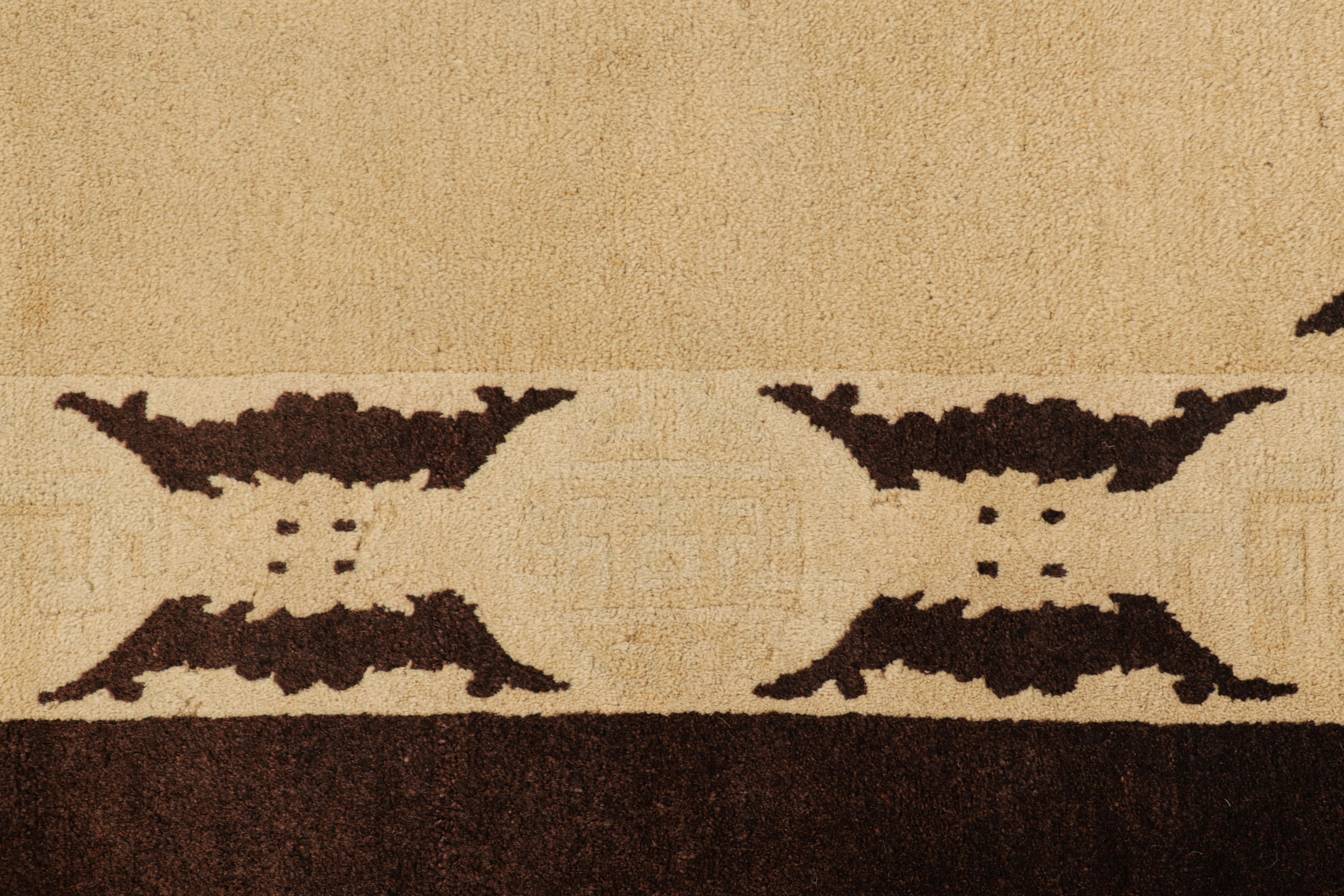 Inizio XX secolo Tappeto antico di Pechino con campo aperto beige e pitture marroni, da Rug & Kilim in vendita