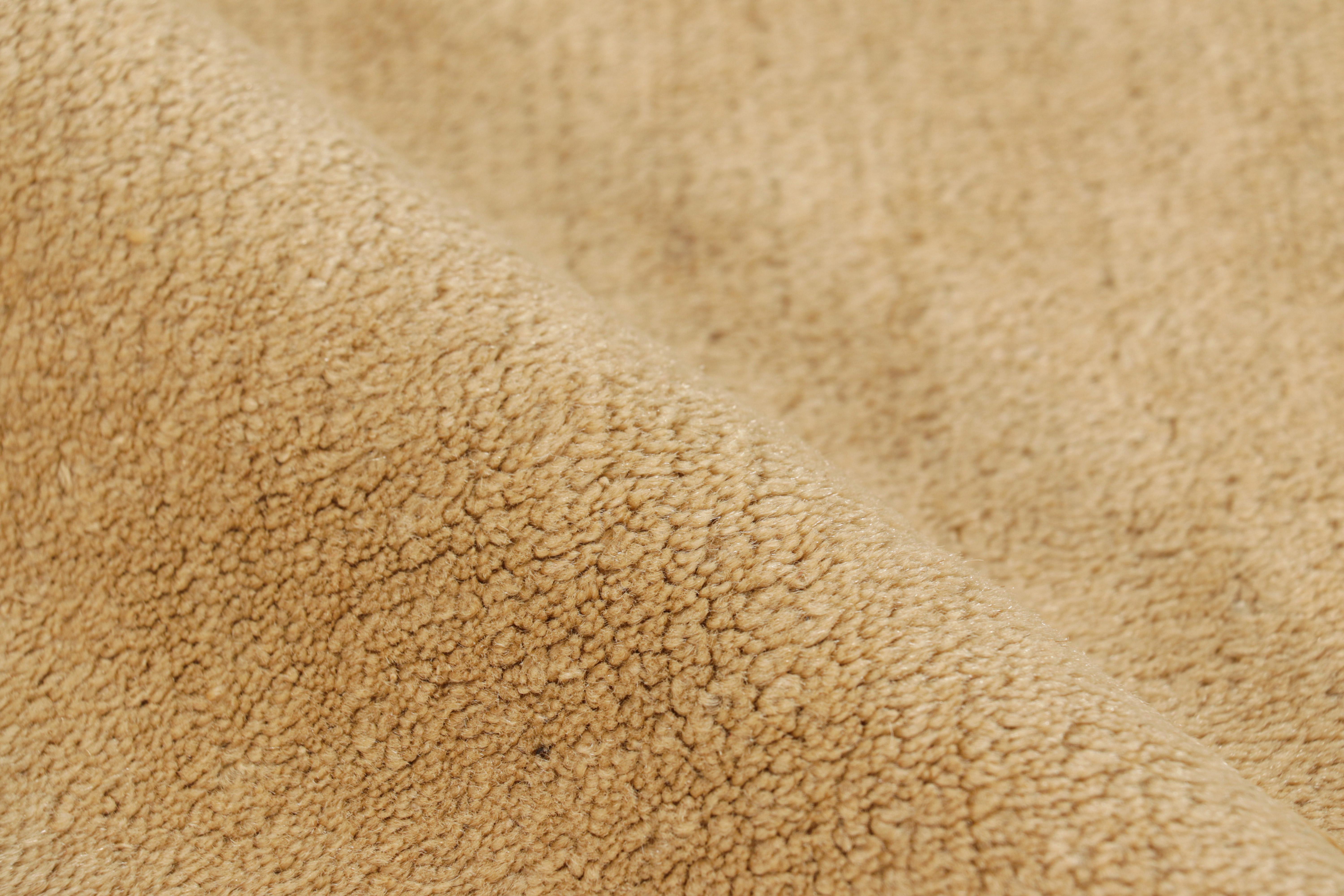 Lana Tappeto antico di Pechino con campo aperto beige e pitture marroni, da Rug & Kilim in vendita