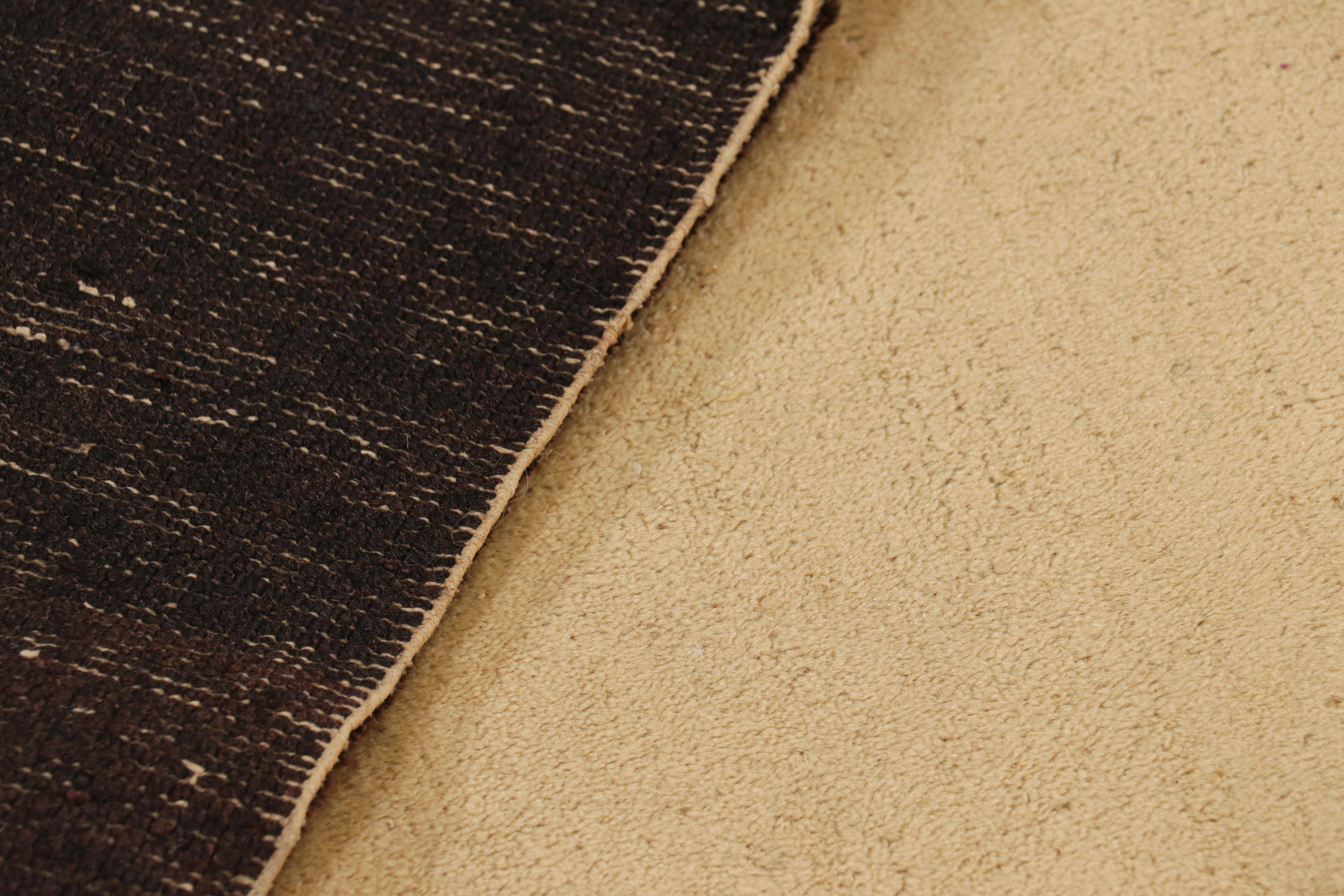 Tappeto antico di Pechino con campo aperto beige e pitture marroni, da Rug & Kilim in vendita 1