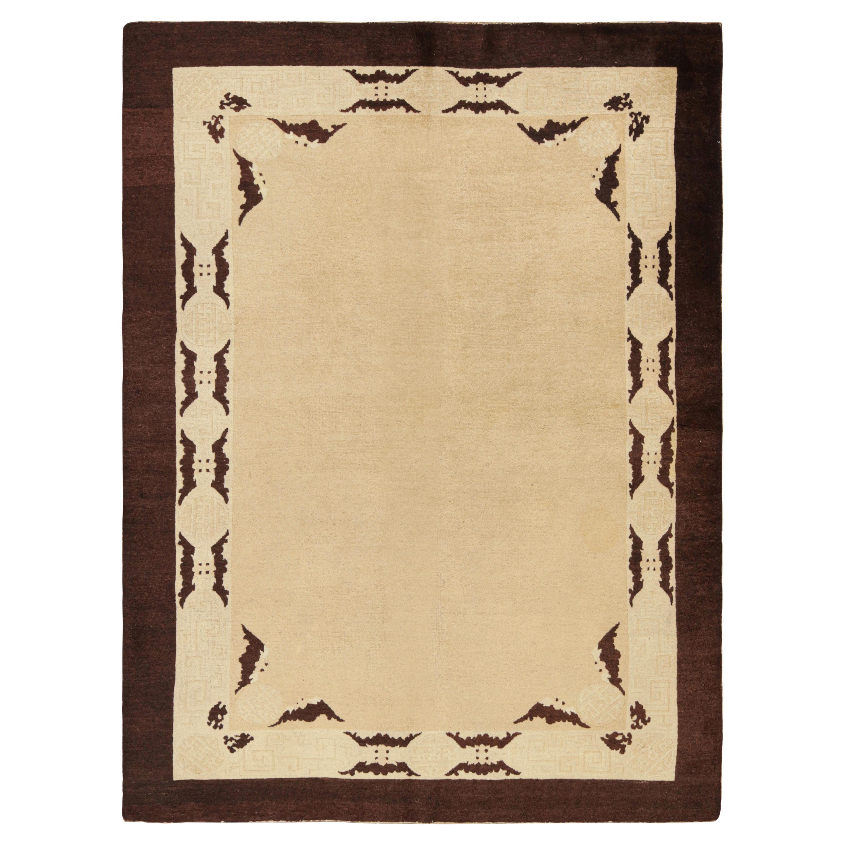 Alfombra antigua de Pekín con campo abierto beige y dibujos marrones, de Rug & Kilim