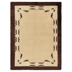 Antiker Peking-Teppich mit beigem offenem Feld und braunen Bildern, von Rug & Kilim