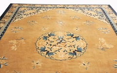 Tapis traditionnel pékinois ancien en laine dorée et bleue de Rug & Kilim