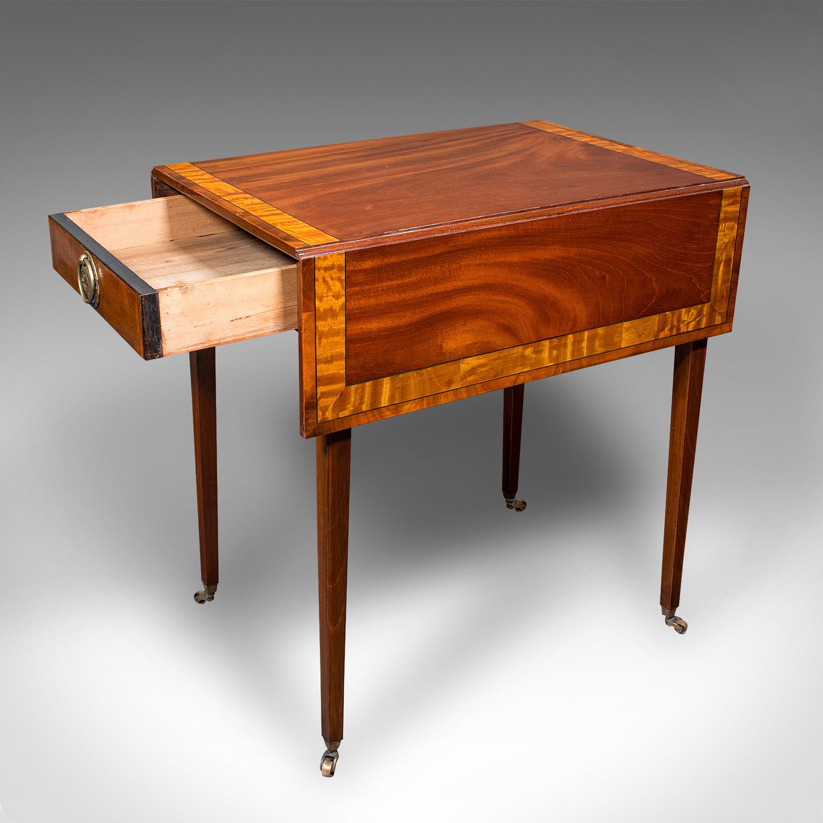 Il s'agit d'une ancienne table Pembroke. Table d'appoint ou table à thé anglaise en acajou et en bois de satin, datant de la période Regency, vers 1820.

Petite table de belle présentation, avec possibilité de rallonges
Présente une patine d'usage