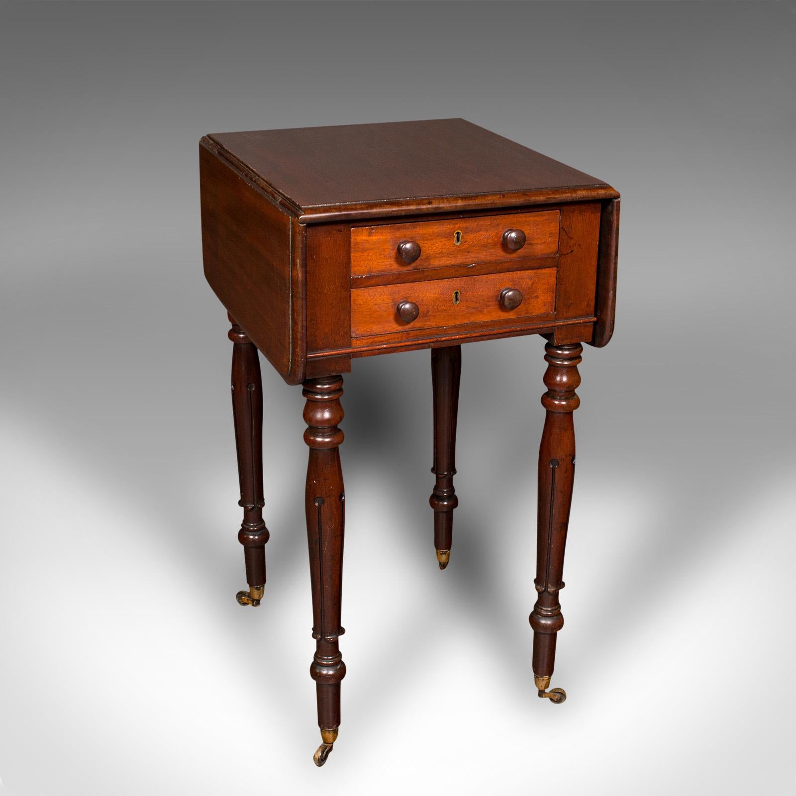 Il s'agit d'une table Pembroke ancienne. Table d'appoint anglaise en acajou, datant de la période Regency, vers 1830.

Charmante table d'appoint aux couleurs et aux formes attrayantes
Présentant une patine d'ancienneté souhaitable et en bon