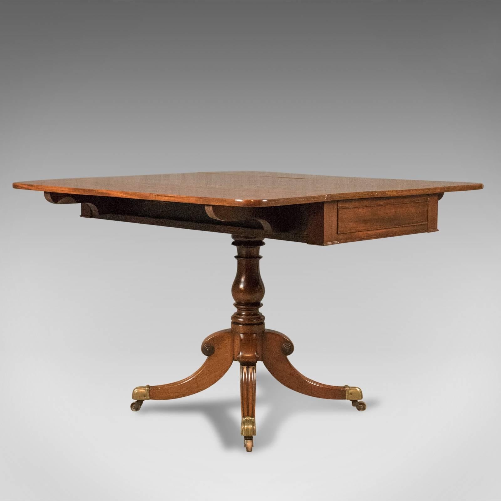 This is a superior quality antique Pembroke table, English, from the Regency period in flame mahogany, circa 1820.

Solid mahogany top in first class order
Displaying grain interest, good colour and a desirable aged patina
Generous proportions