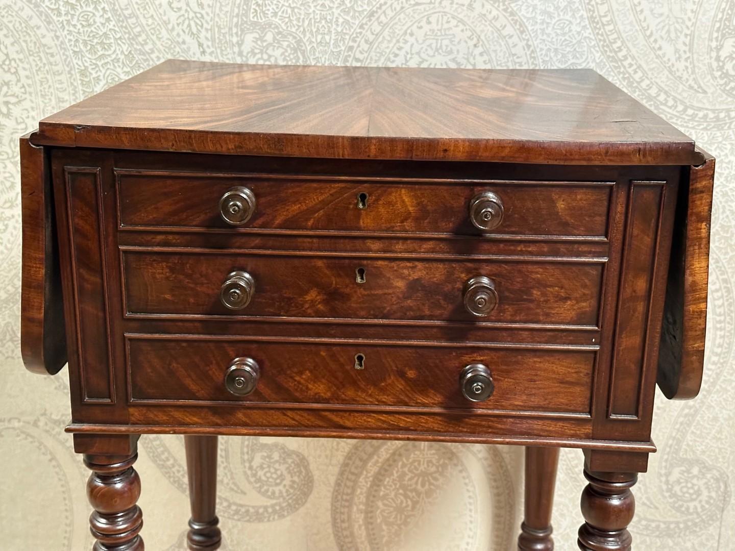 Beautiful antique mahogany pembroke table with 2 drawers. The table has a beautiful mahogany pattern and an intense warm mahogany color.
Both sides look the same, but only the front side has drawers. The table is completely in its original