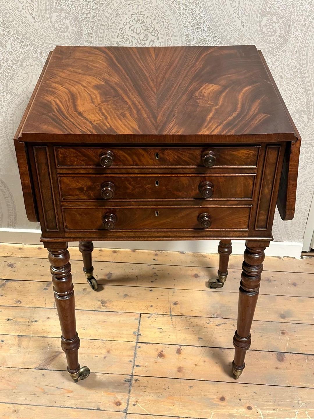 Mahogany Antique pembroke table with 2 drawers For Sale