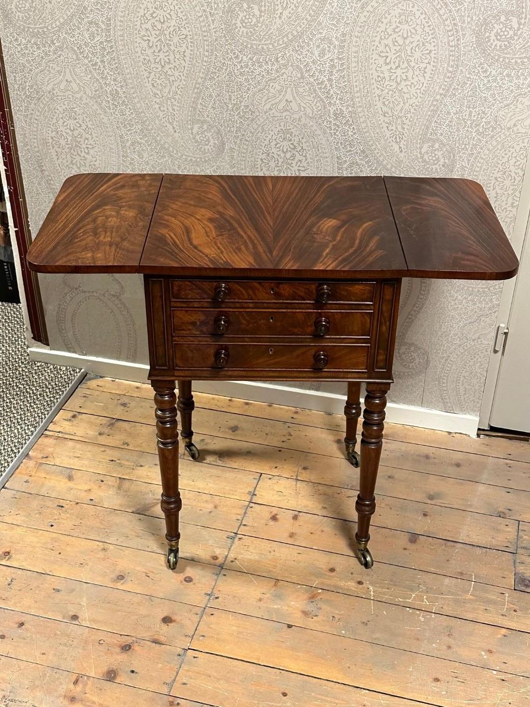 Antique pembroke table with 2 drawers For Sale 2