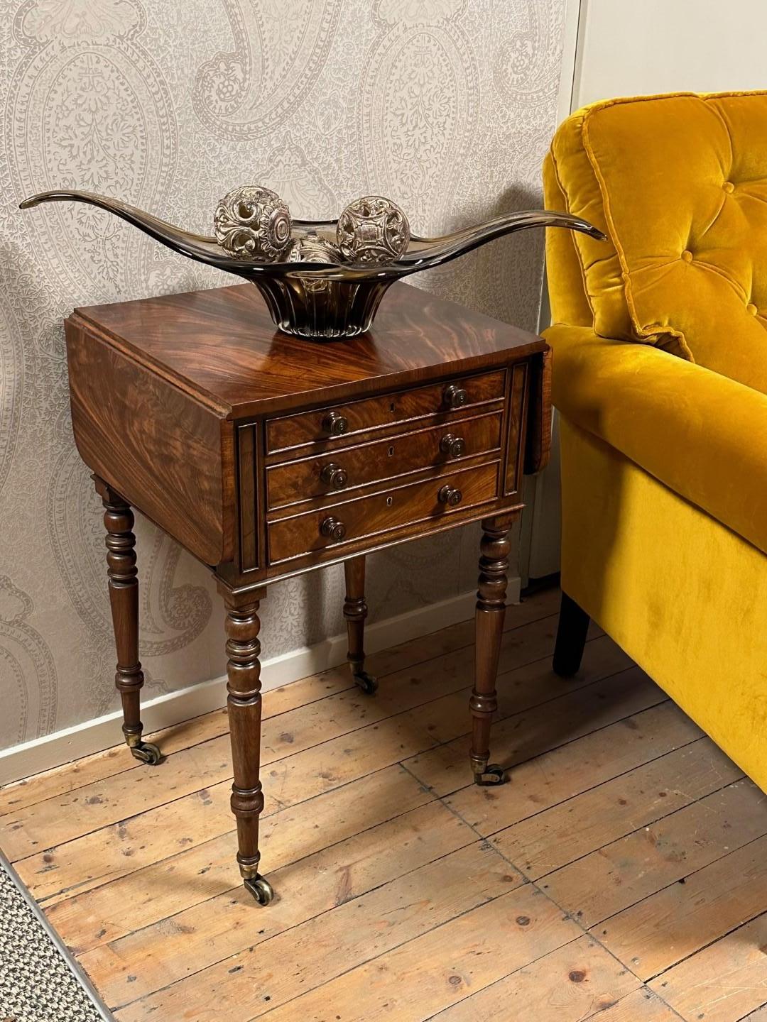 Antique pembroke table with 2 drawers For Sale 3