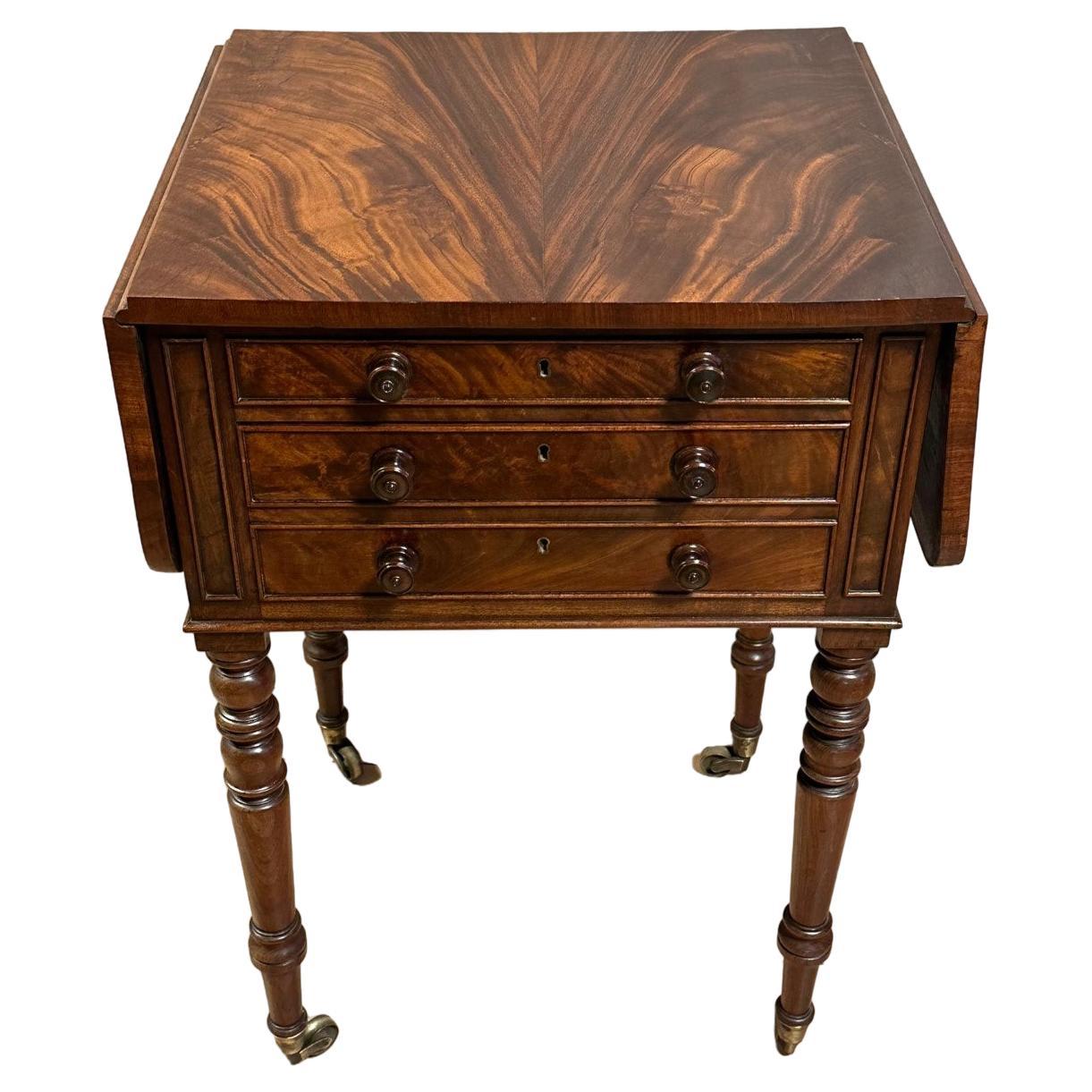 Table ancienne de Pembroke avec 2 tiroirs en vente