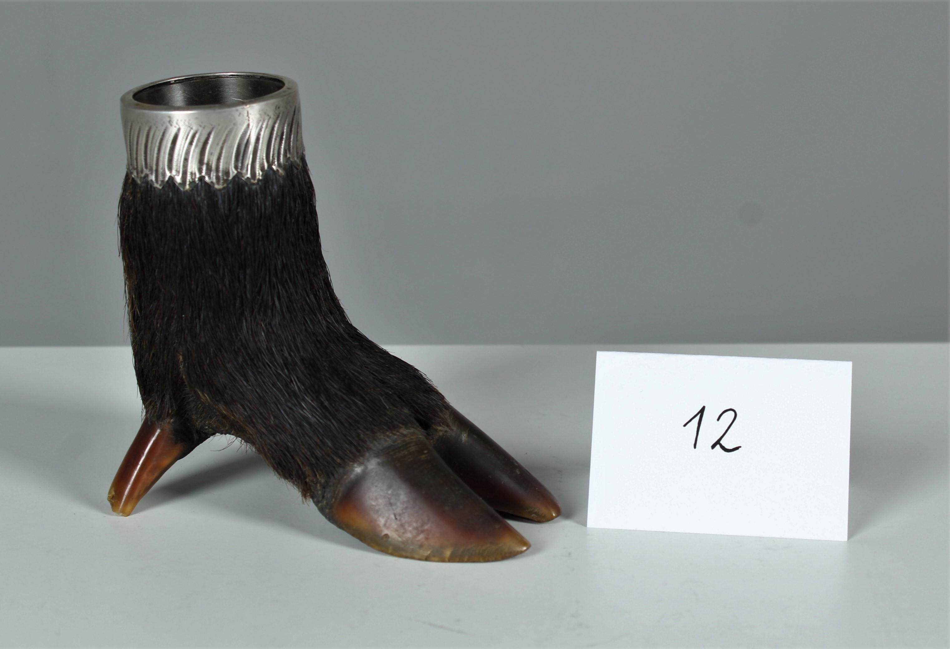 Exceptional pen holder made from a wild boar foot. 
Beautiful craftsmanship from the late 19th century.




.