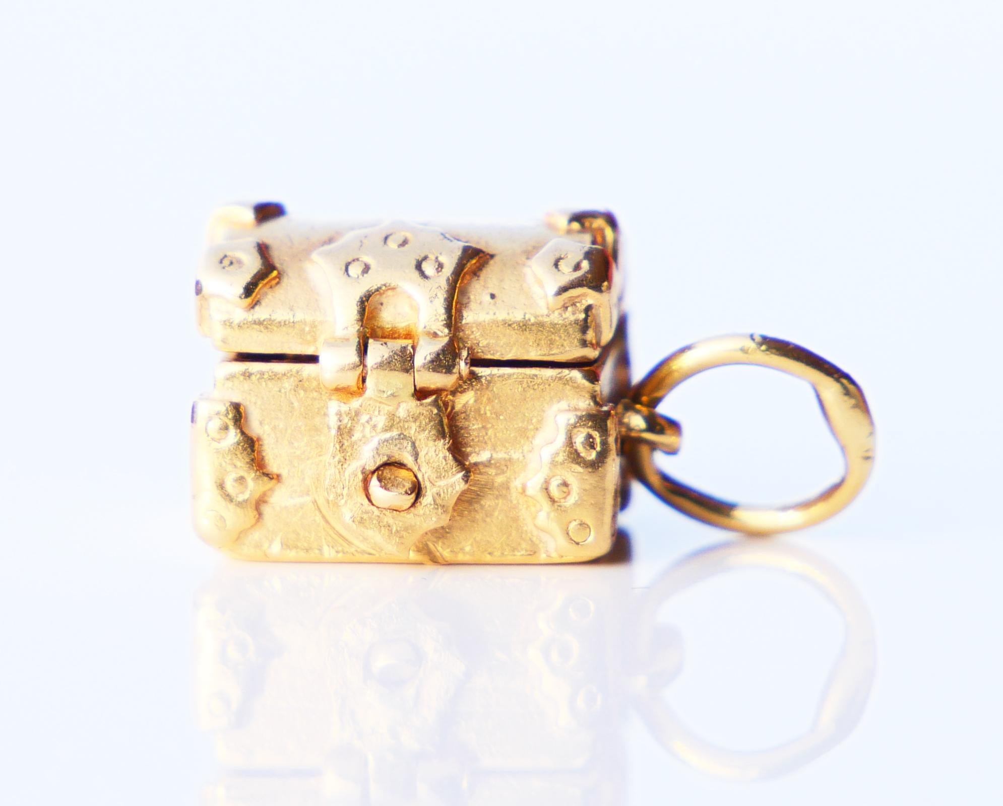 
Shiny hand-made Treasure Chest pendant or bracelet charm in solid 18K Yellow Gold. Lock with secure hinged closure.

Measures 11 mm x 9mm x 8 mm. In finest used condition.

Note: chain will not be included.

In my opinion, items inside can be