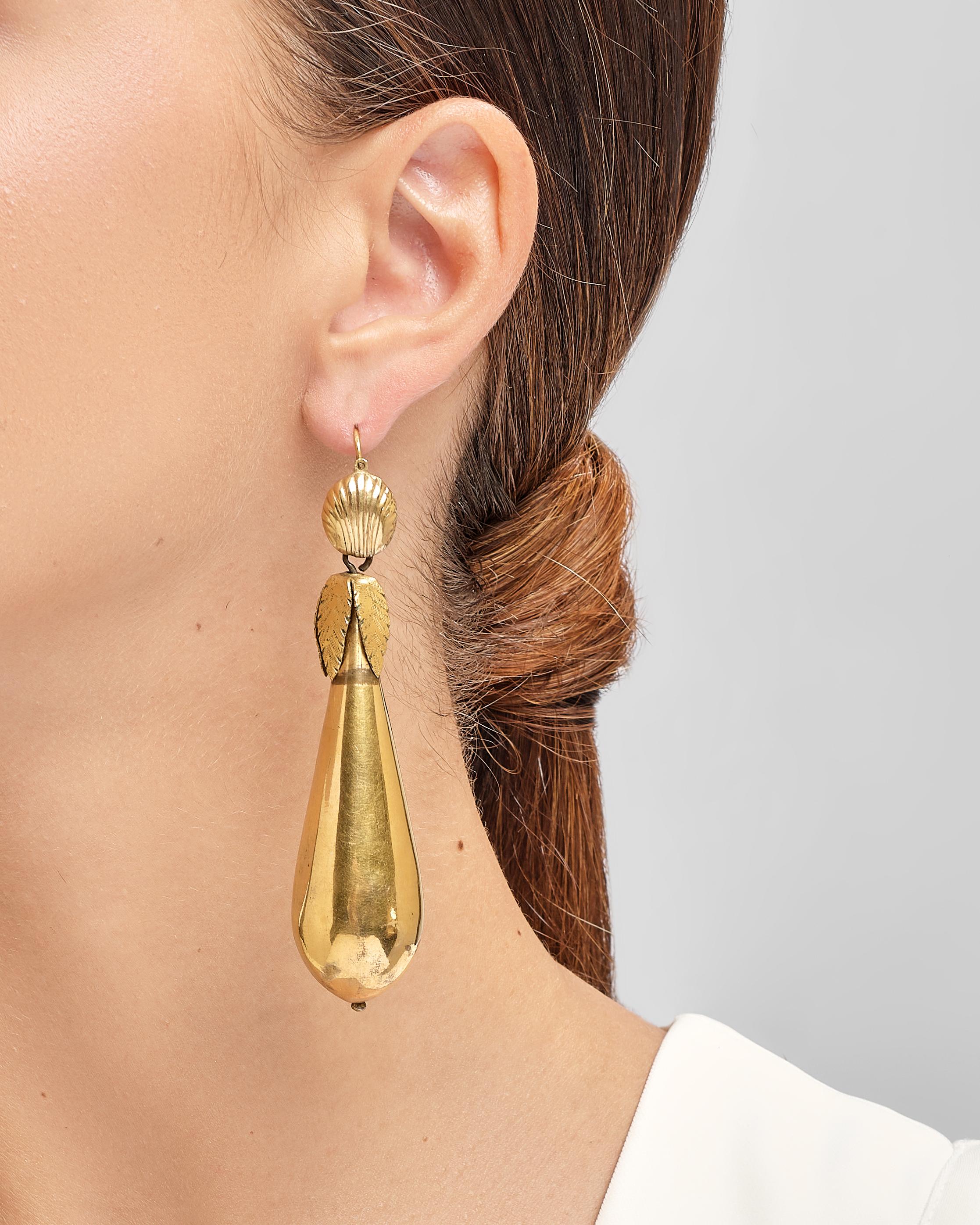 Yellow Gold with Reeded Shell Surmount Suspending Two Large Drops Surmounted by Leaves

Dimensions: 9 x 2 cm

Weight: 20.4 grams