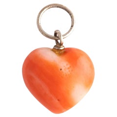 Ciondolo antico a forma di cuore in corallo