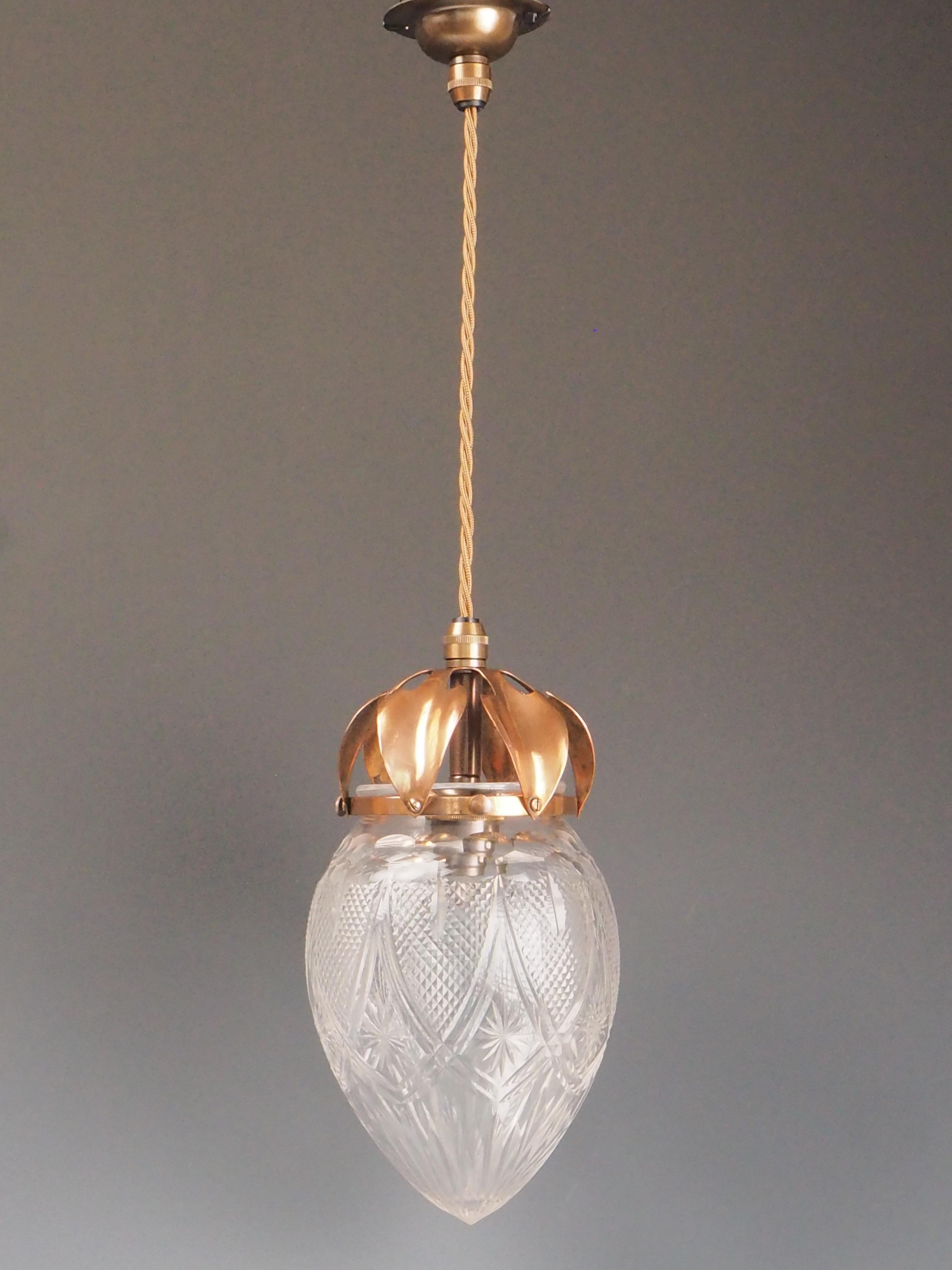 Antique Pendant Light with Cut Glass Crystal Globe & Copper Leaf Gallery

This refined antique pendant light showcases an original copper gallery adorned with intricate openwork leaf motifs, combining visual elegance with practical illumination. The