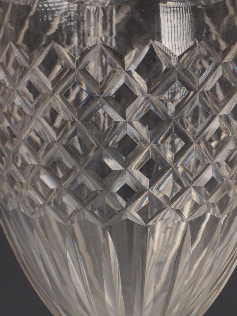 Lampada a sospensione antica con paralume in vetro tagliato e pennacchio (a) Gallery In condizioni buone in vendita a Lincoln, GB