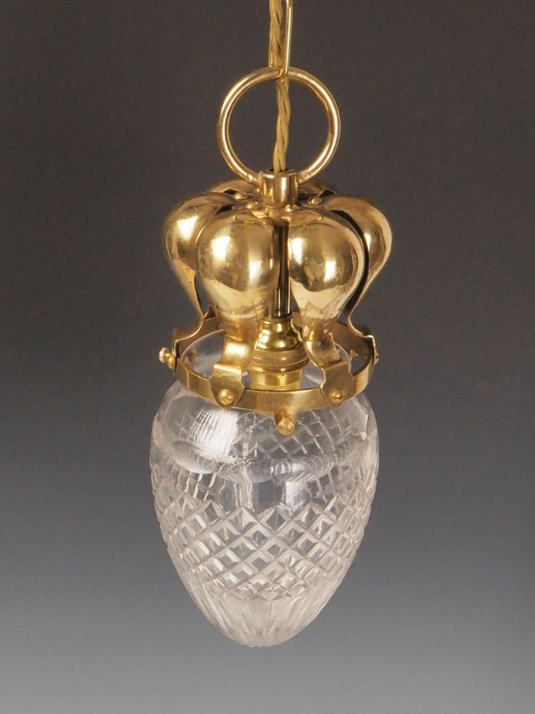 Ottone Lampada a sospensione antica con paralume in vetro tagliato e pennacchio (a) Gallery in vendita