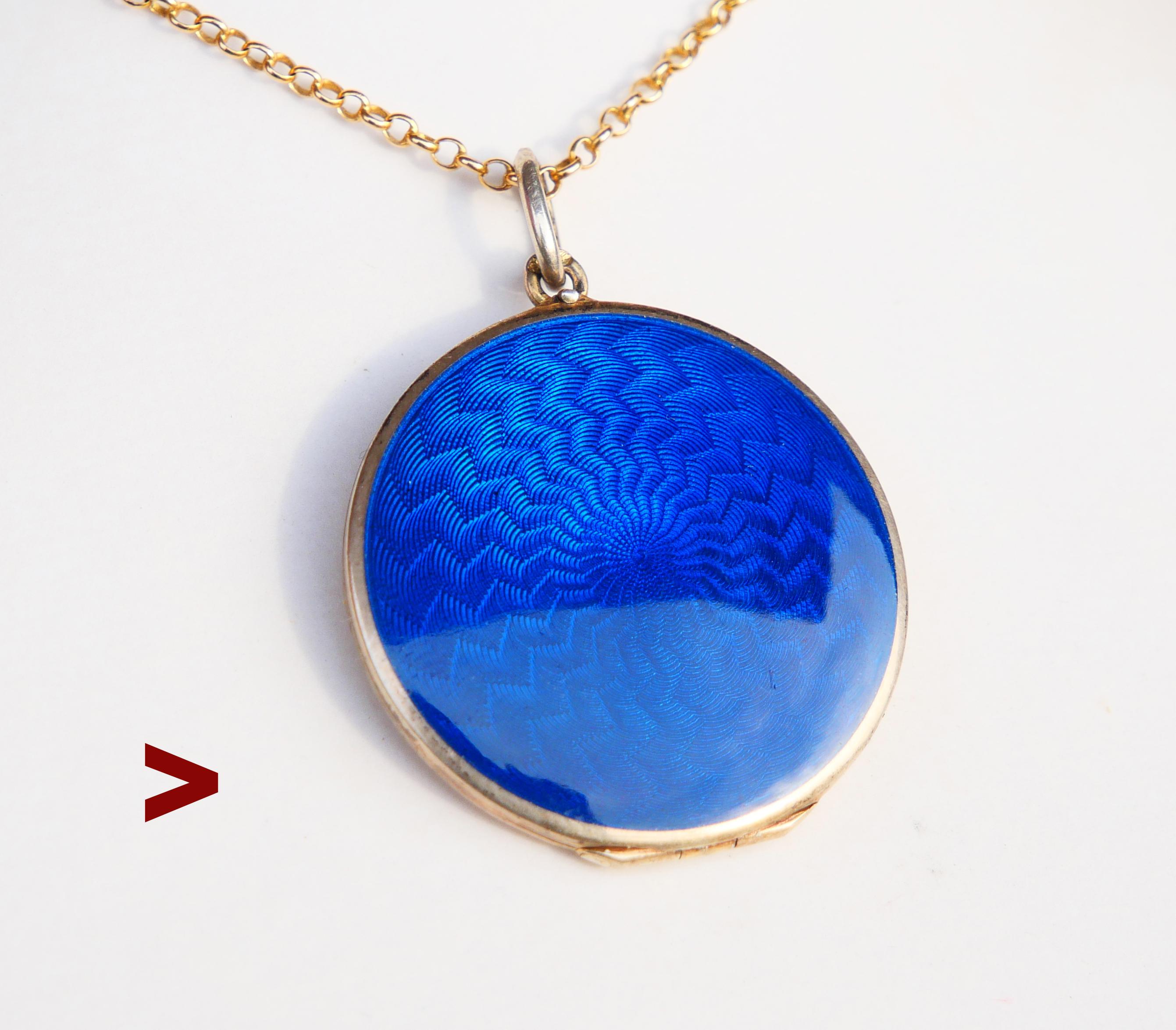 Médaillon européen ancien  Coffret de toilette en argent émaillé avec décor en émail bleu guilloché translucide et intérieur doré en bel état compte tenu de son âge. Caution marquée d'un poinçon de 
Les poinçons de la douane suédoise confirment la