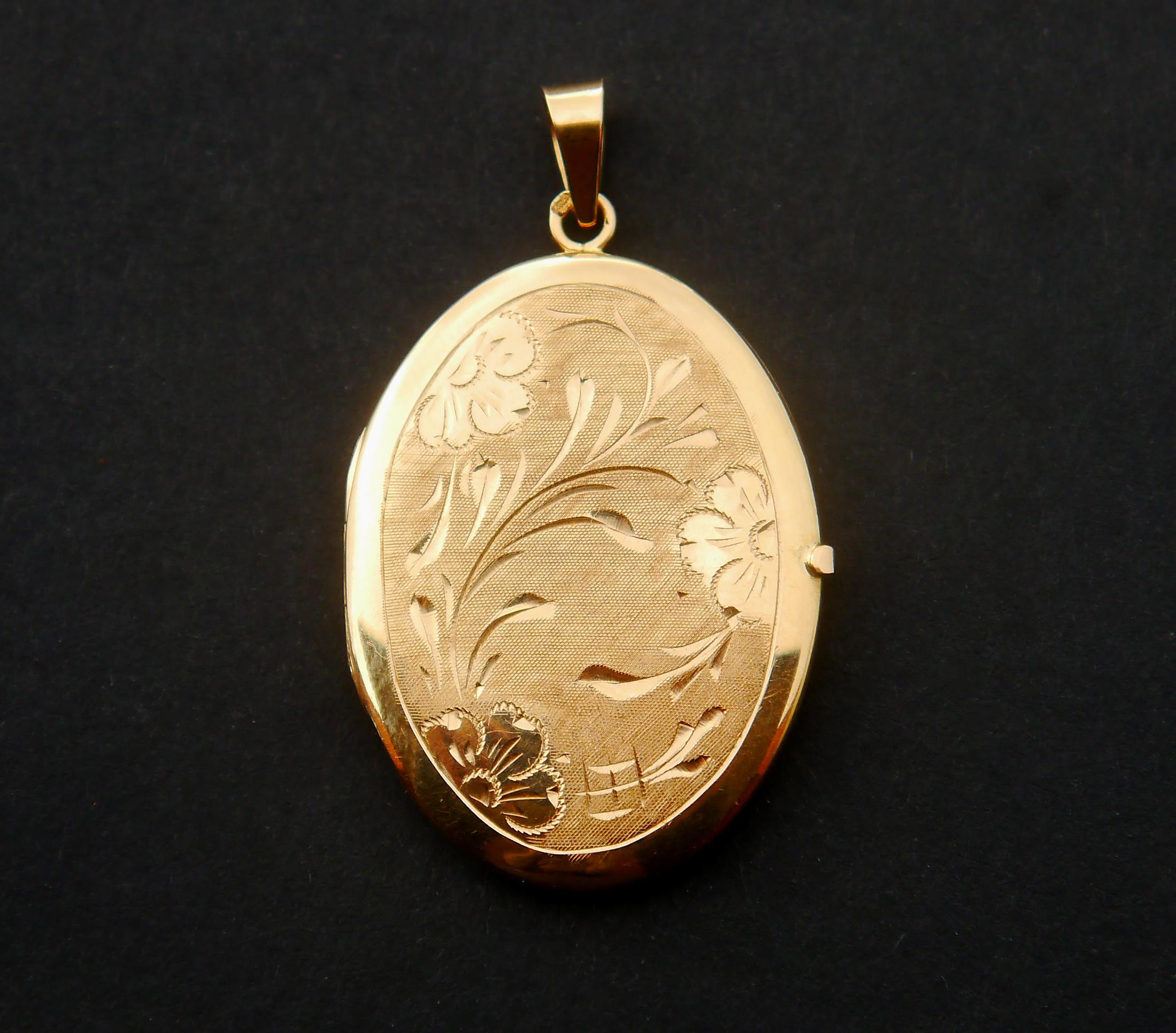 Women's or Men's Antique Pendant Picture Locket solid 18K Yellow Gold / 11 gr For Sale