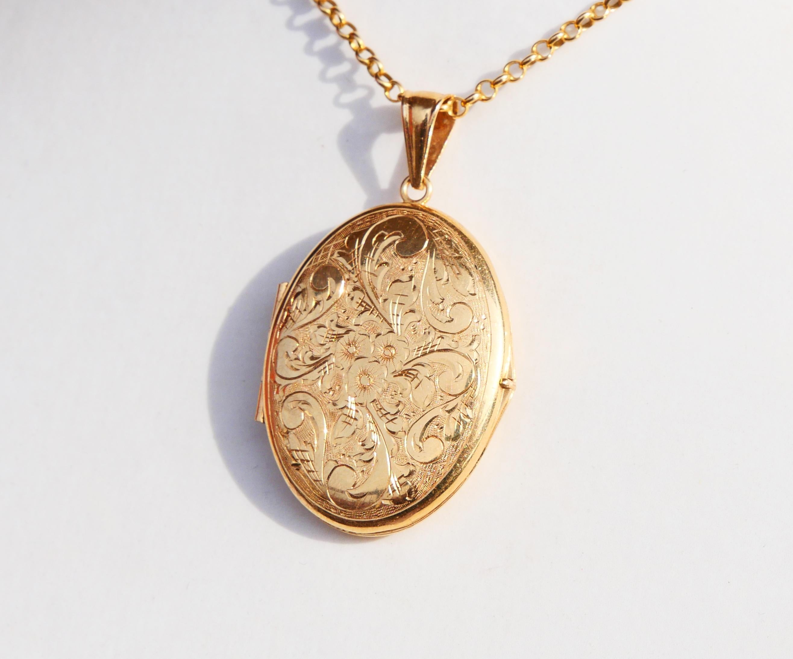Women's or Men's Antique Pendant Picture Locket solid 18K Yellow Gold / 6.72 gr For Sale