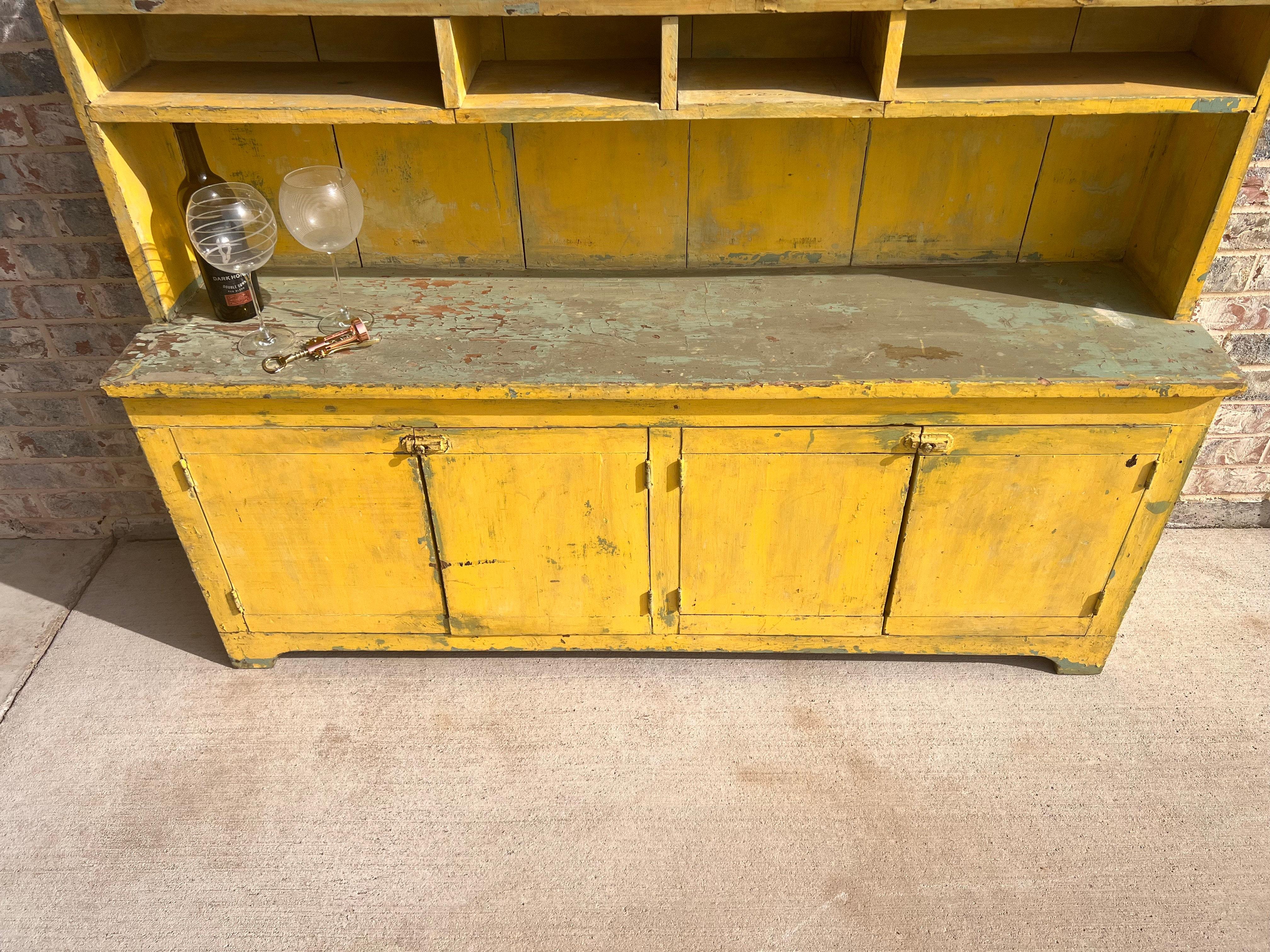 Antique Pennsylvania American Country Cupboard In Distressed Condition In Forney, TX