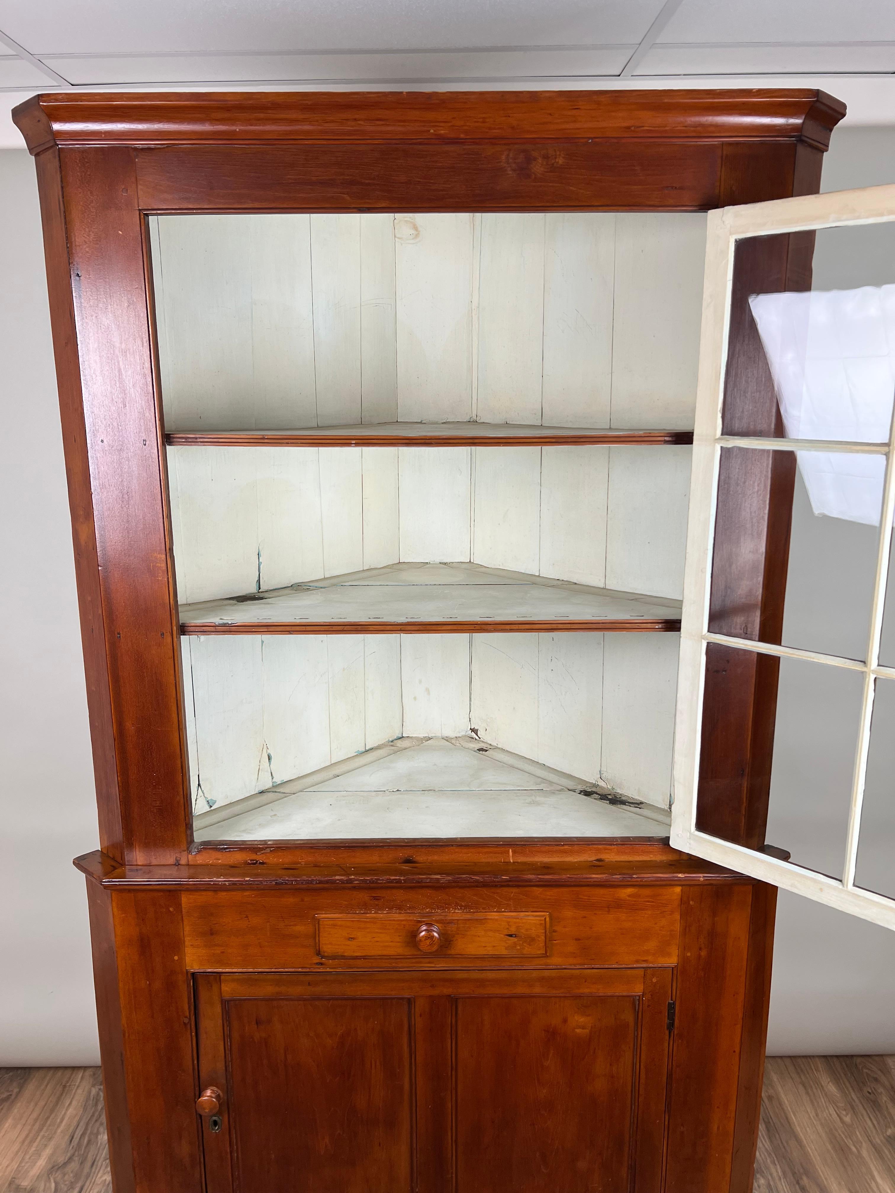 Armoire d'angle de Pennsylvanie ancienne à neuf panneaux de verre avec porte d'angle c. Début du 19e siècle en vente 4