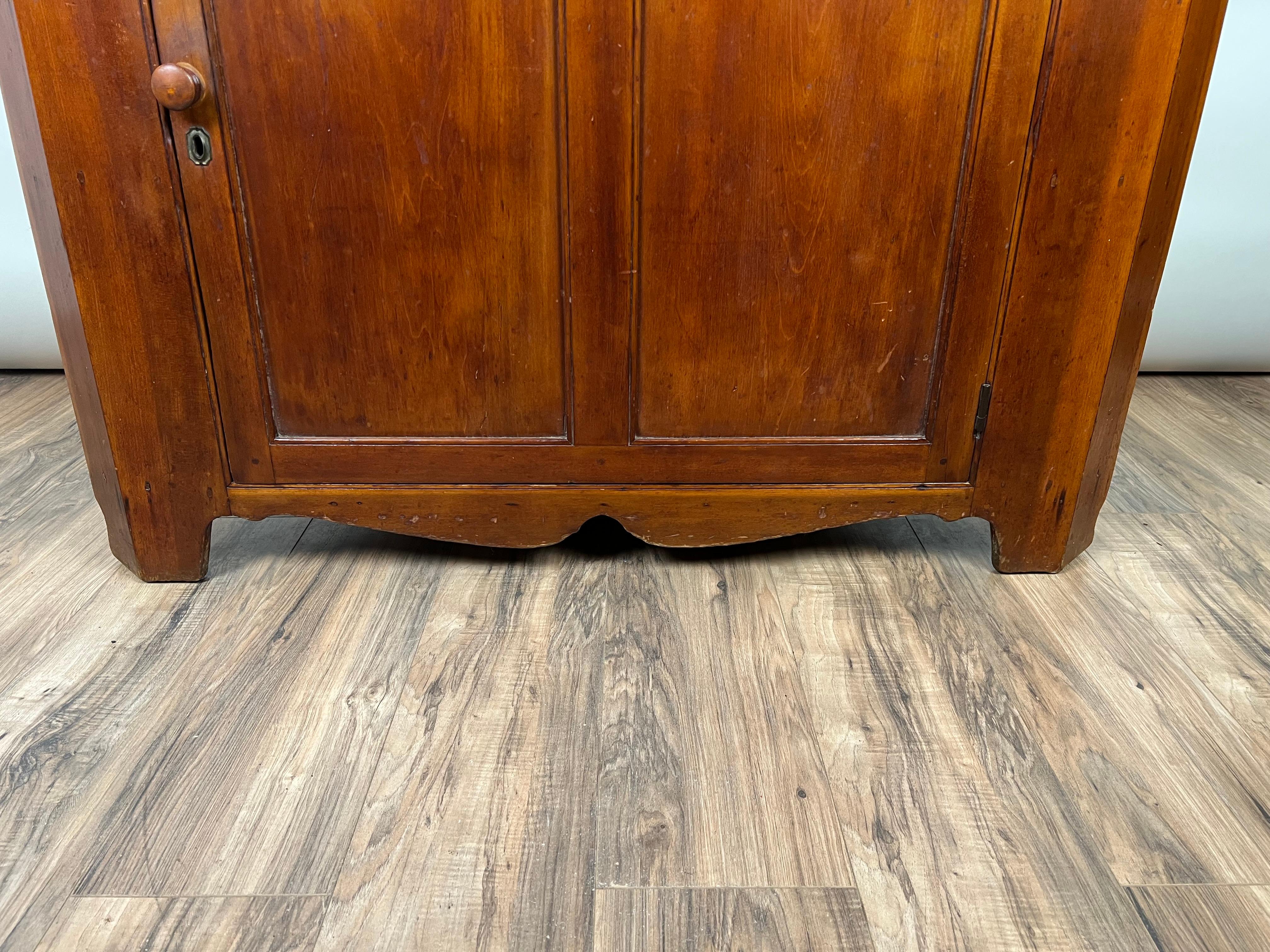 Armoire d'angle de Pennsylvanie ancienne à neuf panneaux de verre avec porte d'angle c. Début du 19e siècle en vente 6