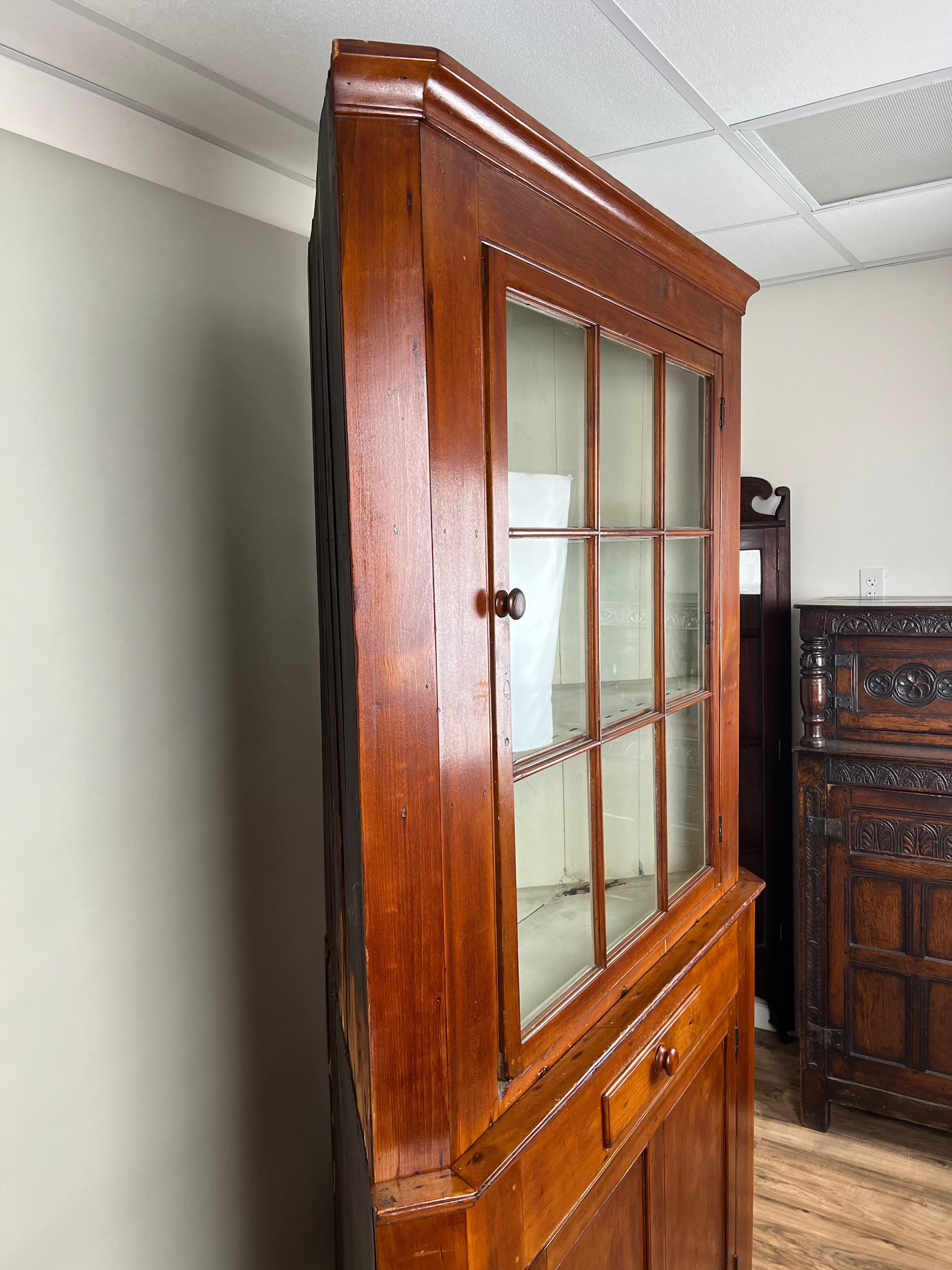 Country Armoire d'angle de Pennsylvanie ancienne à neuf panneaux de verre avec porte d'angle c. Début du 19e siècle en vente