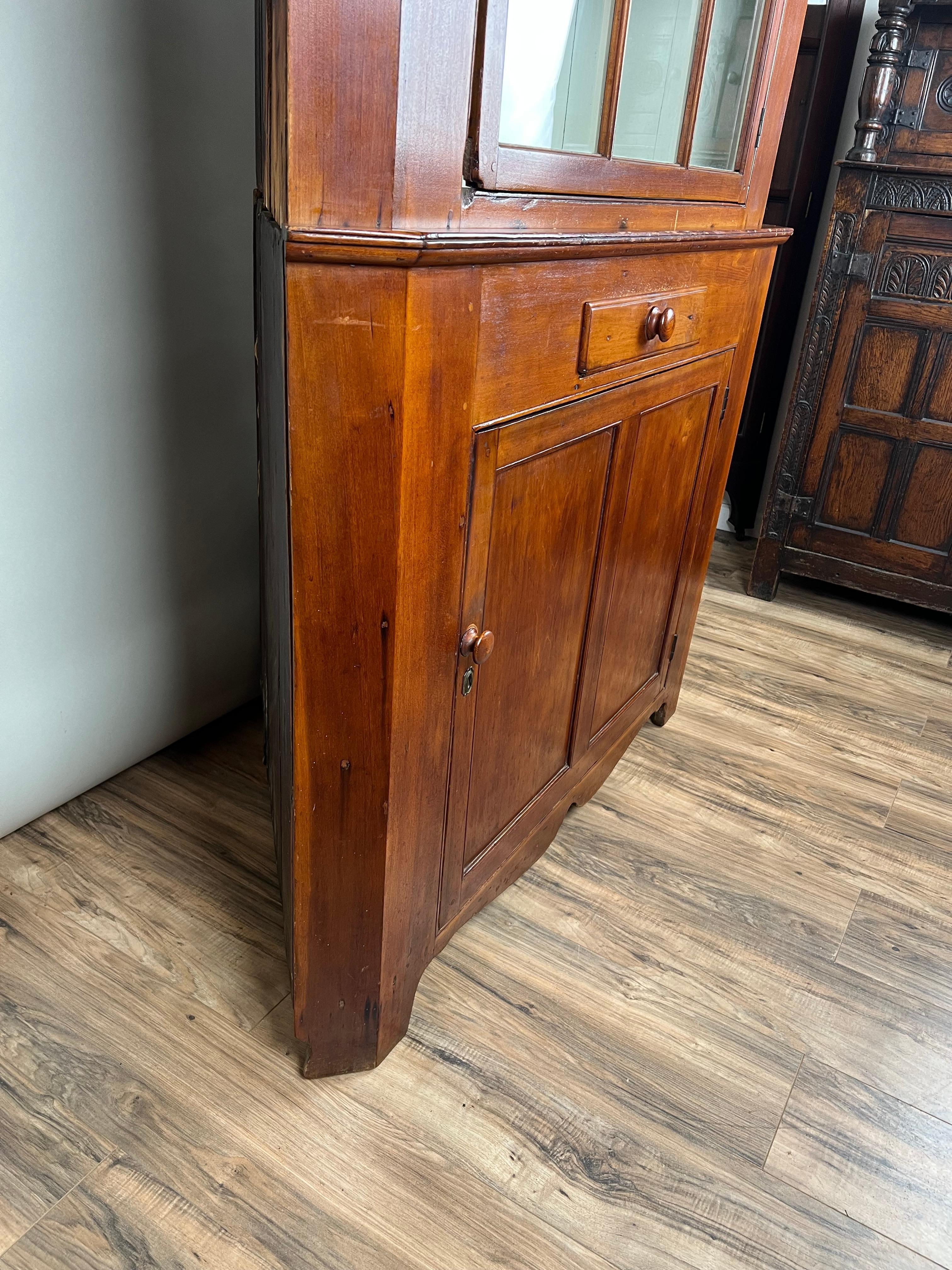Américain Armoire d'angle de Pennsylvanie ancienne à neuf panneaux de verre avec porte d'angle c. Début du 19e siècle en vente