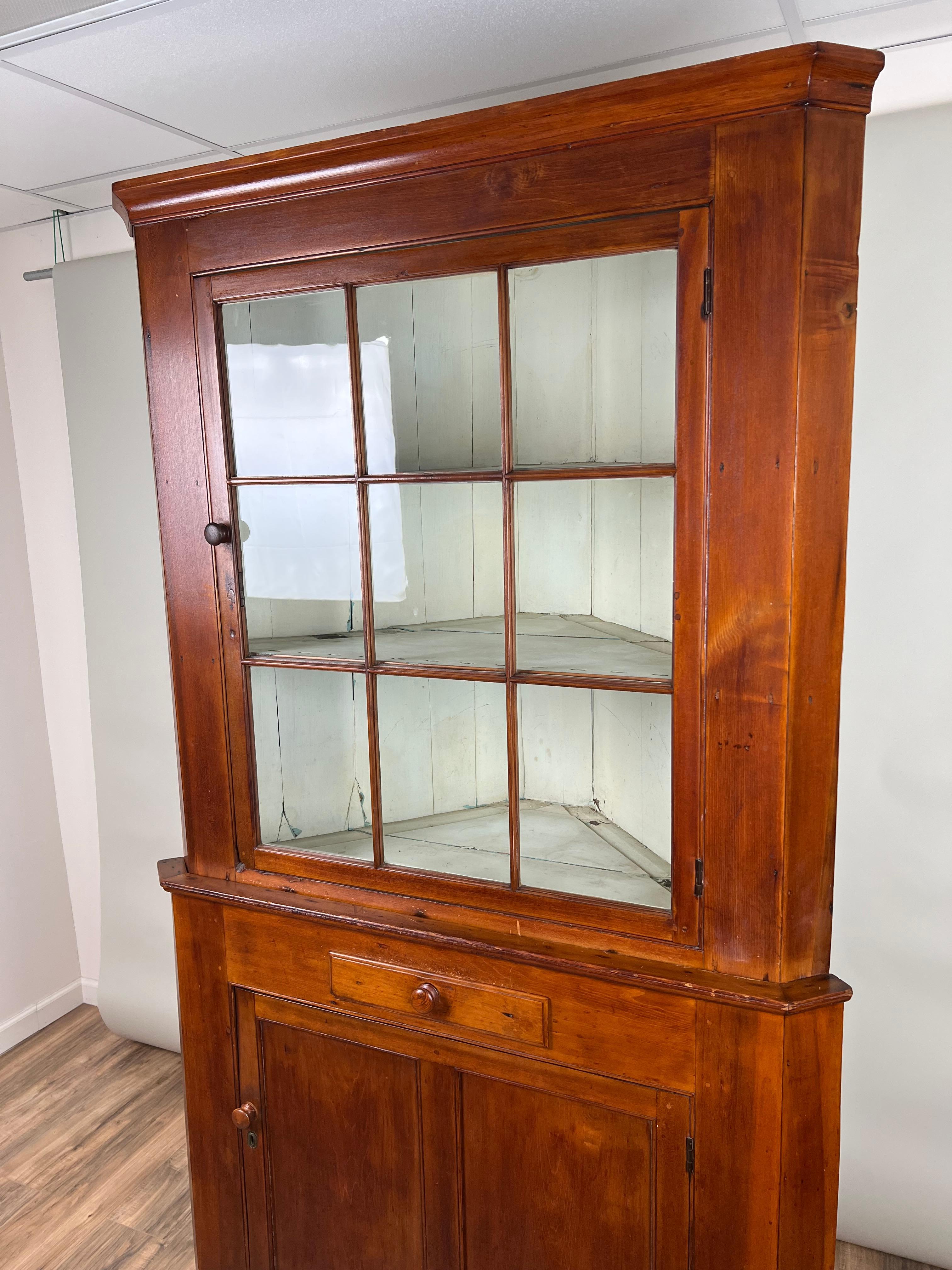 Armoire d'angle de Pennsylvanie ancienne à neuf panneaux de verre avec porte d'angle c. Début du 19e siècle Bon état - En vente à Westfield, MA