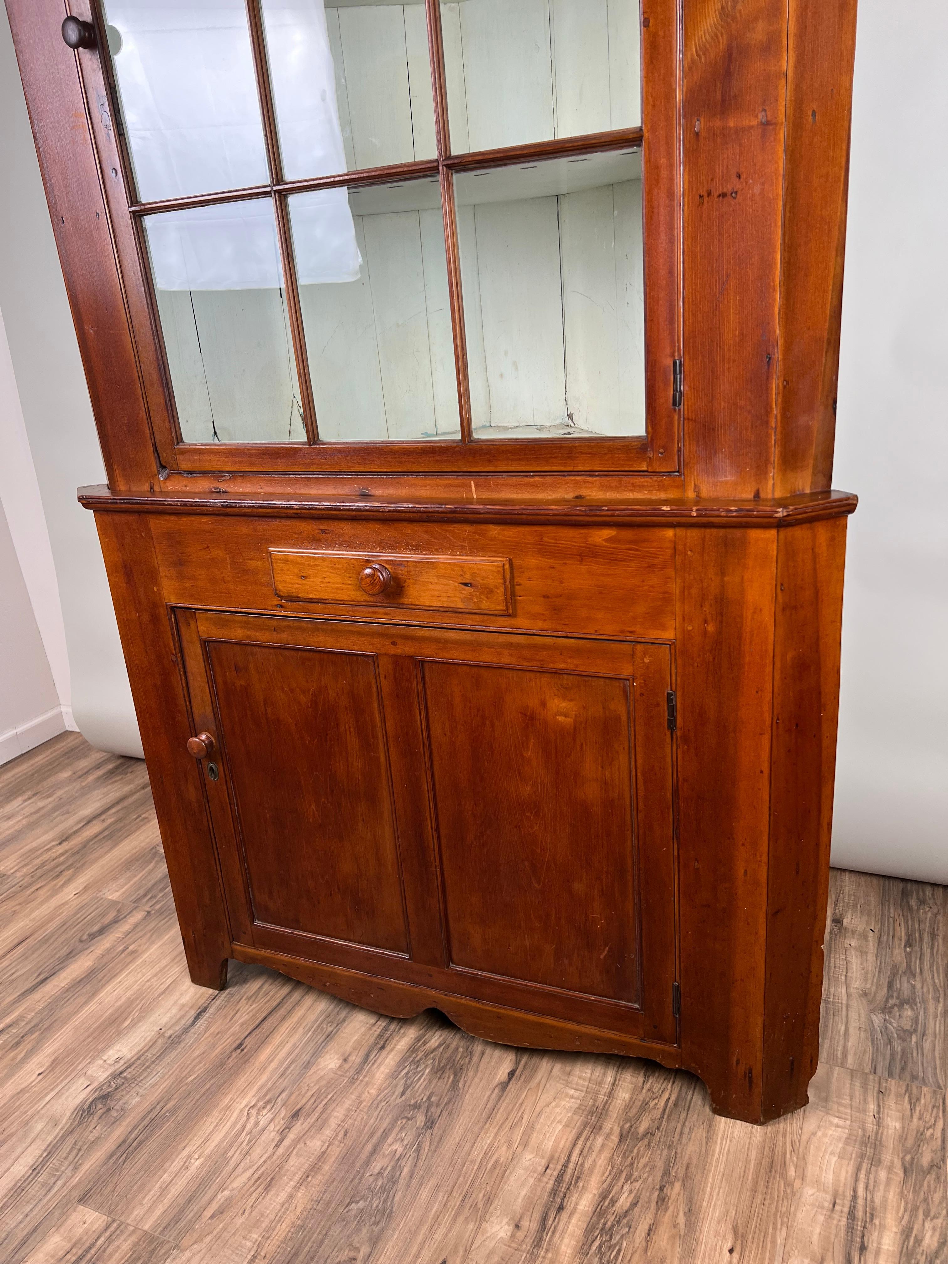XIXe siècle Armoire d'angle de Pennsylvanie ancienne à neuf panneaux de verre avec porte d'angle c. Début du 19e siècle en vente