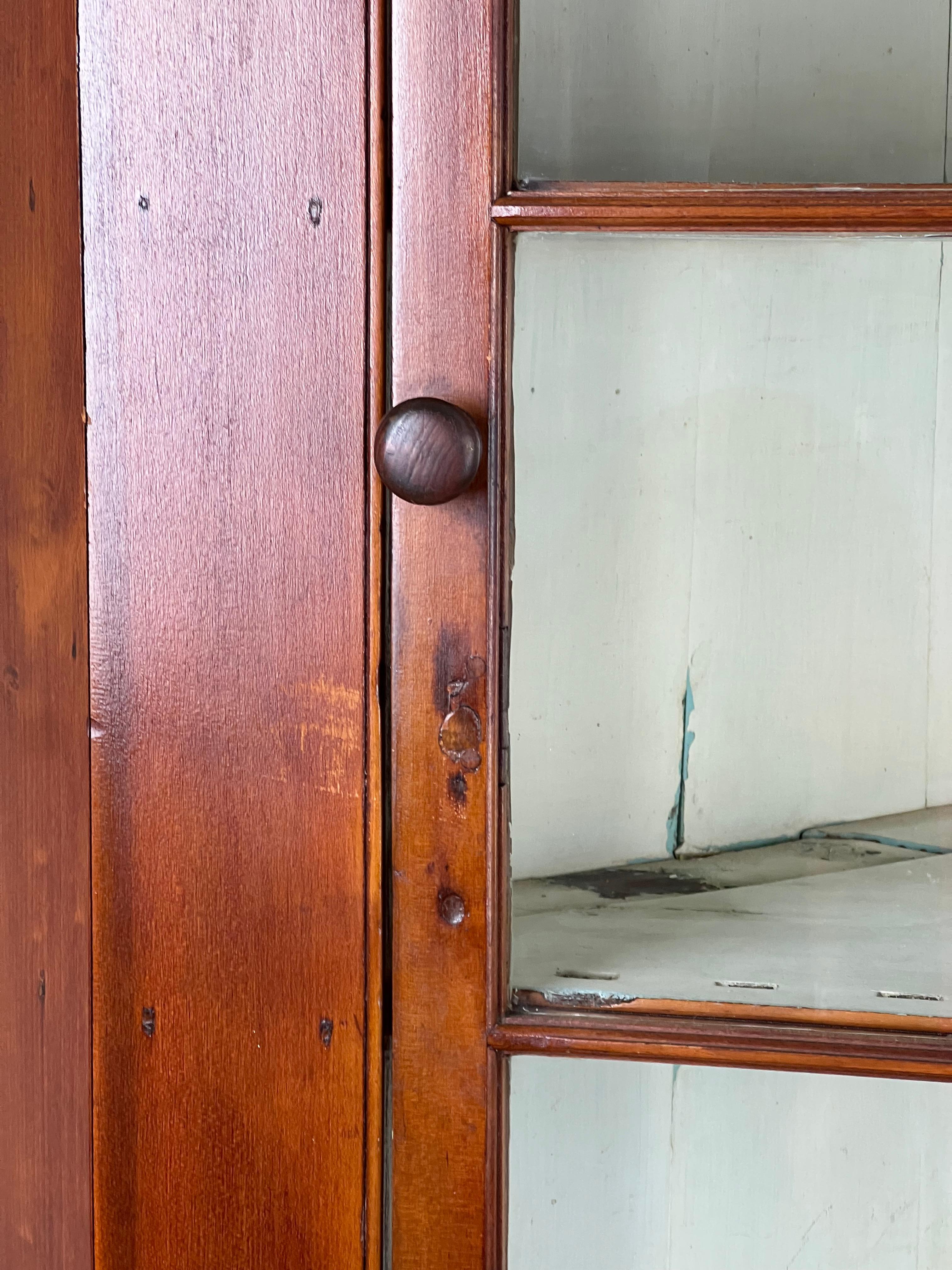 Pin Armoire d'angle de Pennsylvanie ancienne à neuf panneaux de verre avec porte d'angle c. Début du 19e siècle en vente