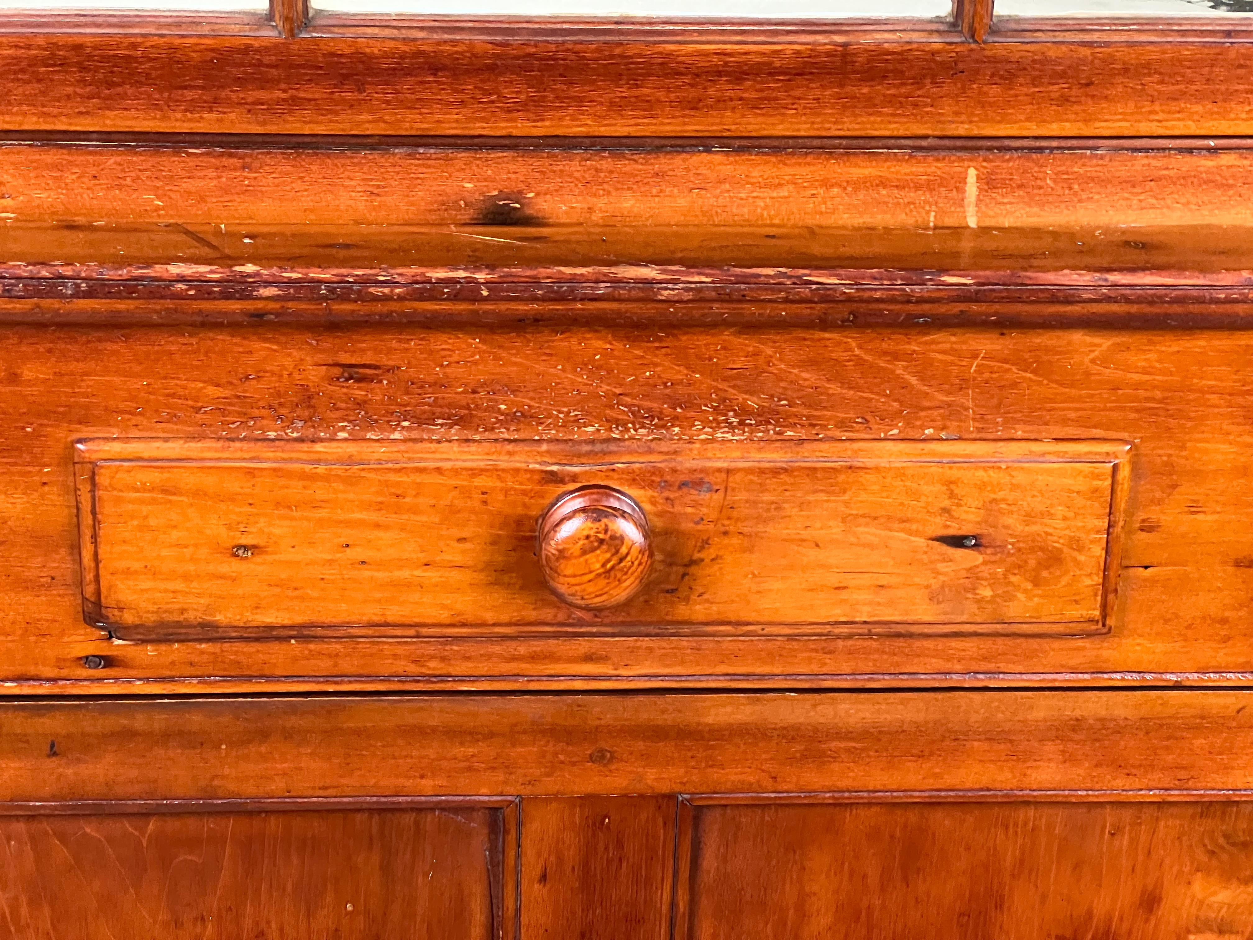Armoire d'angle de Pennsylvanie ancienne à neuf panneaux de verre avec porte d'angle c. Début du 19e siècle en vente 1